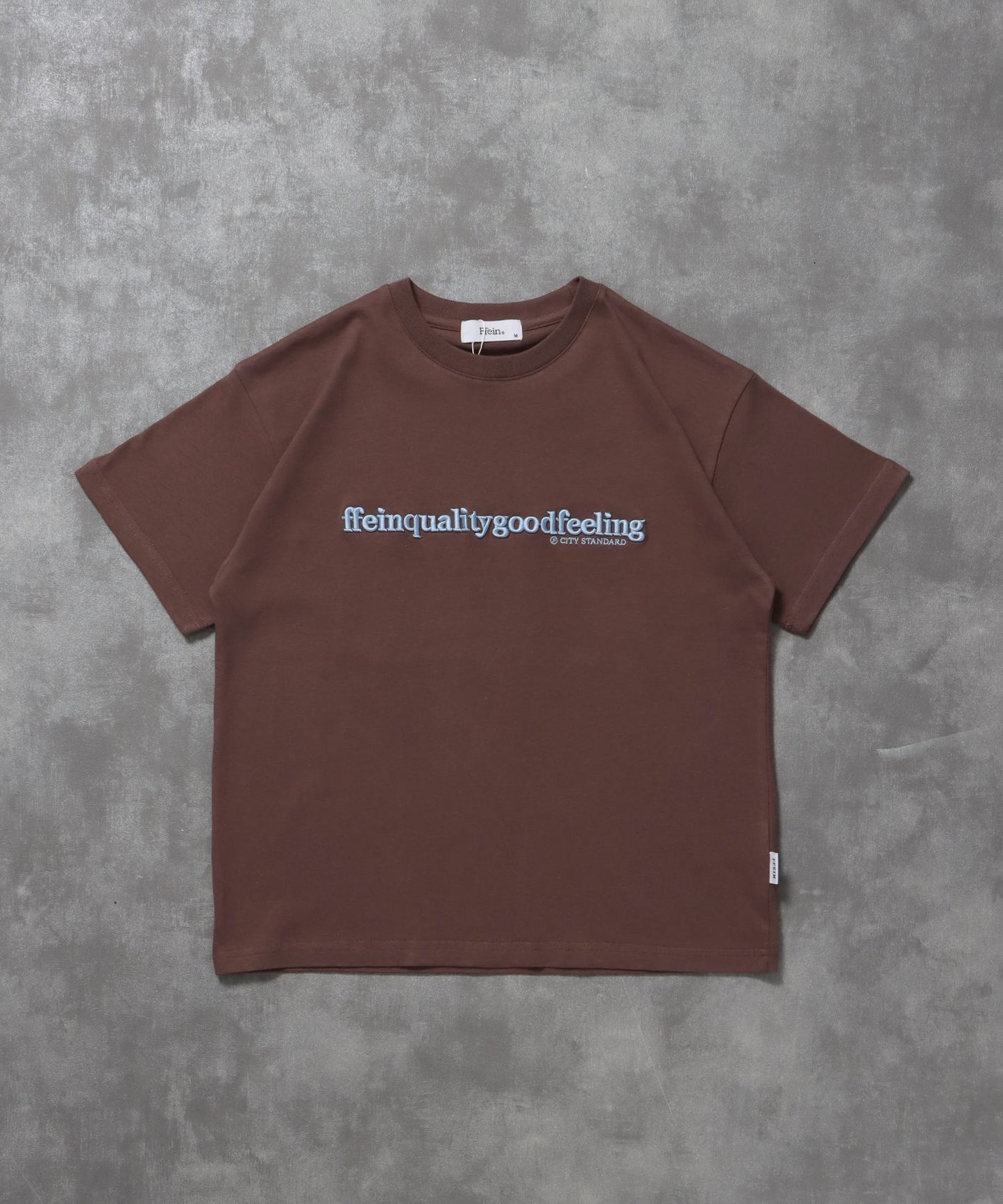 【FFEIN(フェイン)】センターロゴ3D刺繍ショート丈Tシャツ / Tシャツ クルーネック 半袖 刺繍 シンプル 【短丈】 モカ