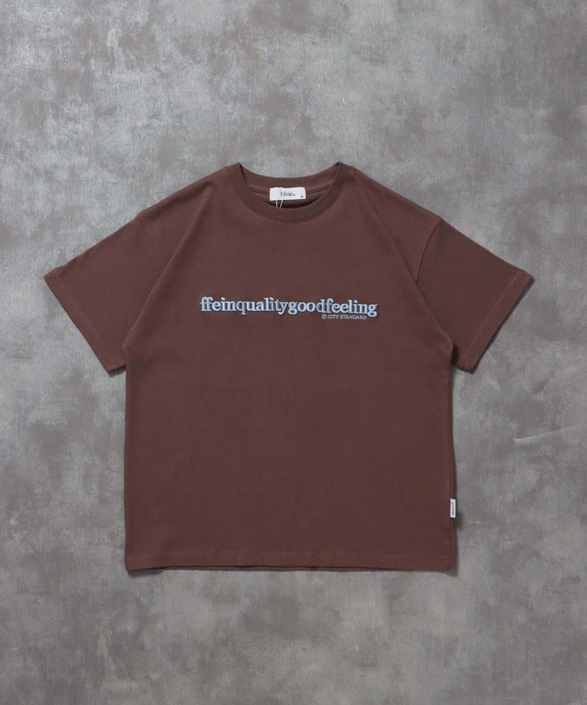 【FFEIN(フェイン)】センターロゴ3D刺繍ショート丈Tシャツ / Tシャツ クルーネック 半袖 刺繍 シンプル 【短丈】 モカ