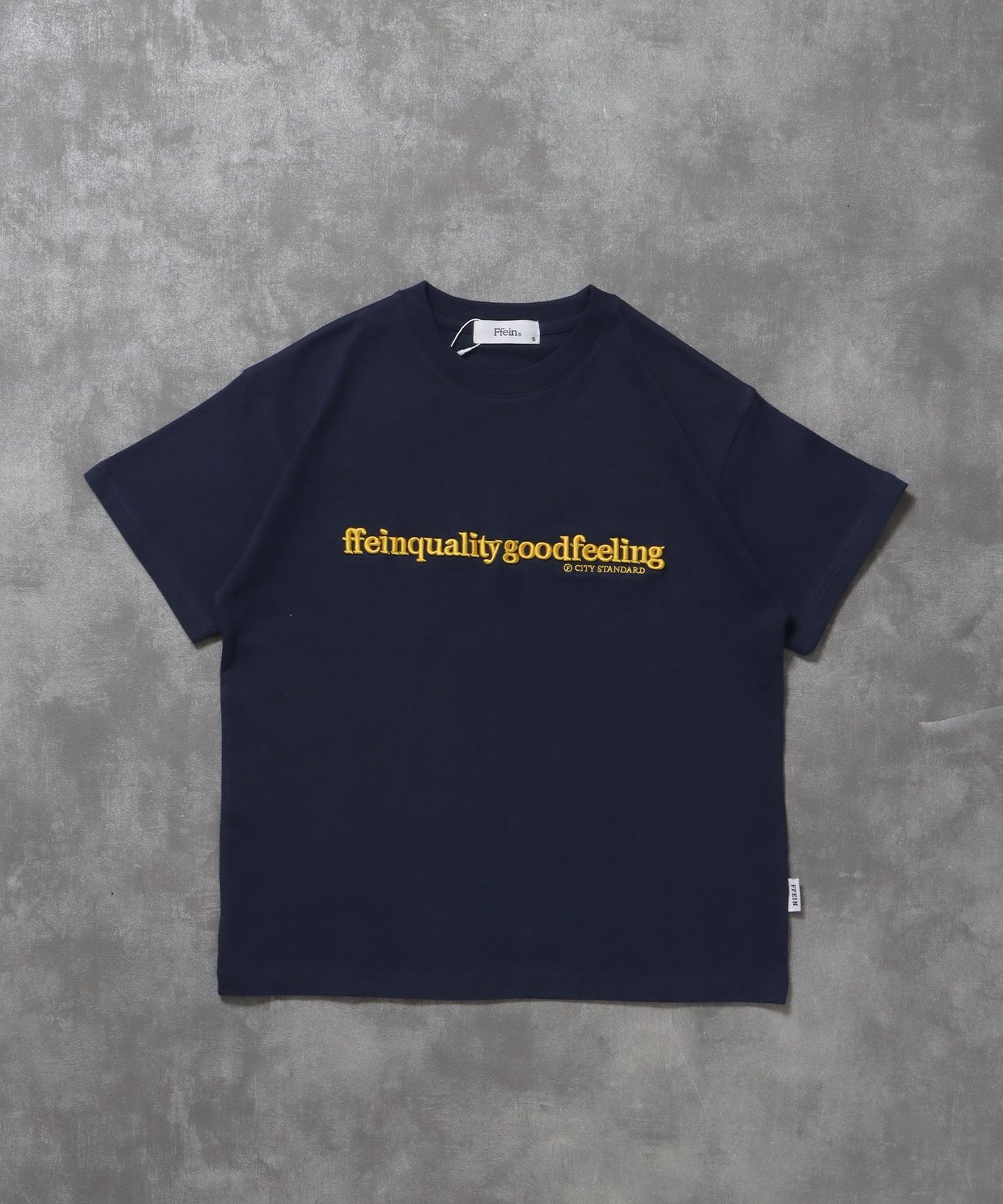 【FFEIN(フェイン)】センターロゴ3D刺繍ショート丈Tシャツ / Tシャツ クルーネック 半袖 刺繍 シンプル 【短丈】 ネイビー