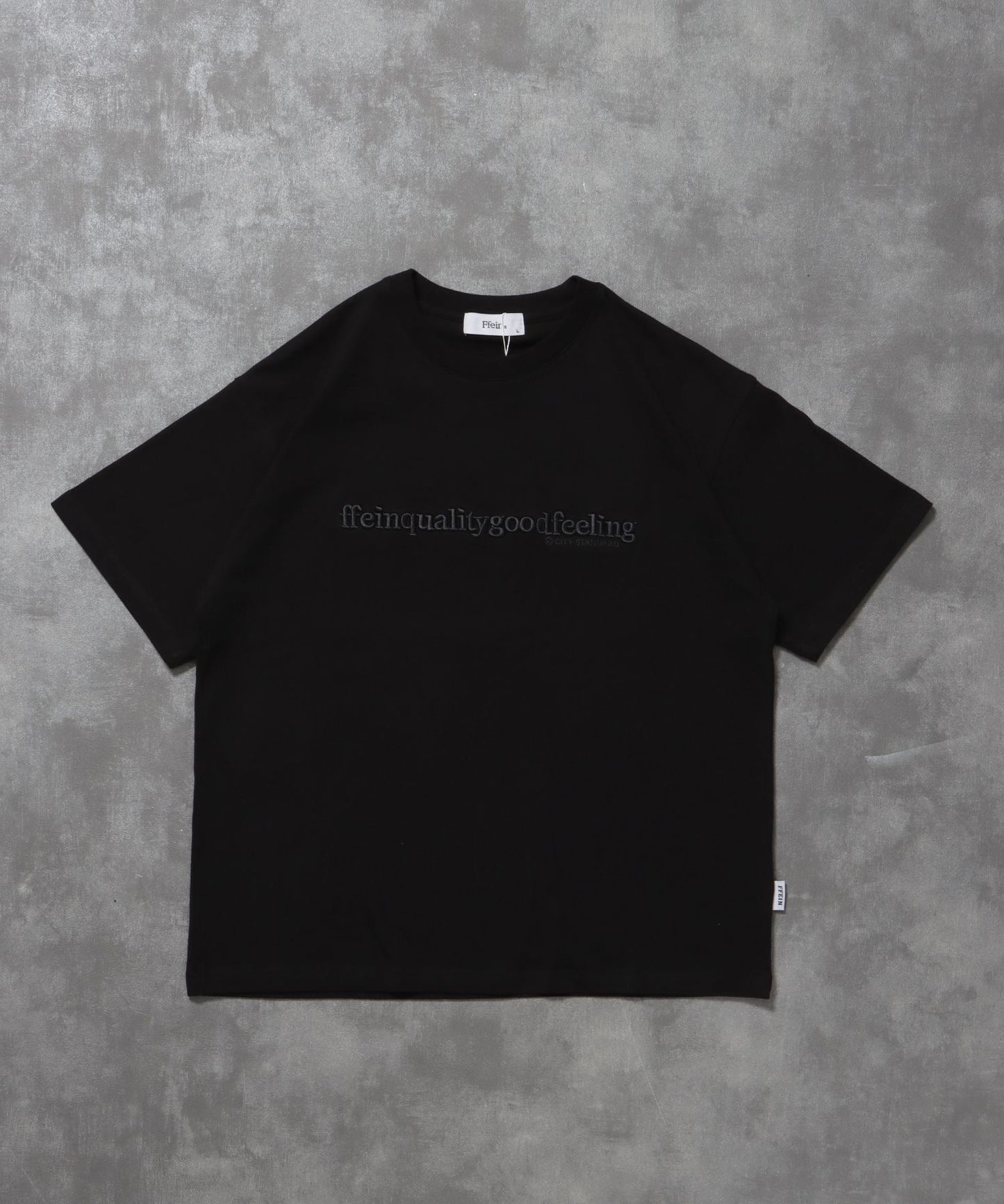 【FFEIN(フェイン)】センターロゴ3D刺繍ショート丈Tシャツ / Tシャツ クルーネック 半袖 刺繍 シンプル 【短丈】 ブラック