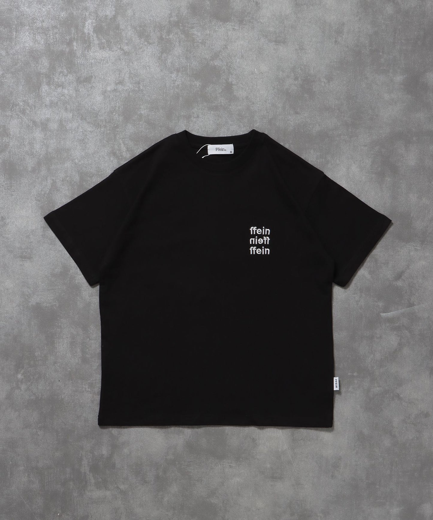 【FFEIN(フェイン)】ワンポイント3段ロゴ刺繍ショート丈Tシャツ / Tシャツ クルーネック 半袖 刺繍 ワンポイント シンプル 【短丈】 ブラック