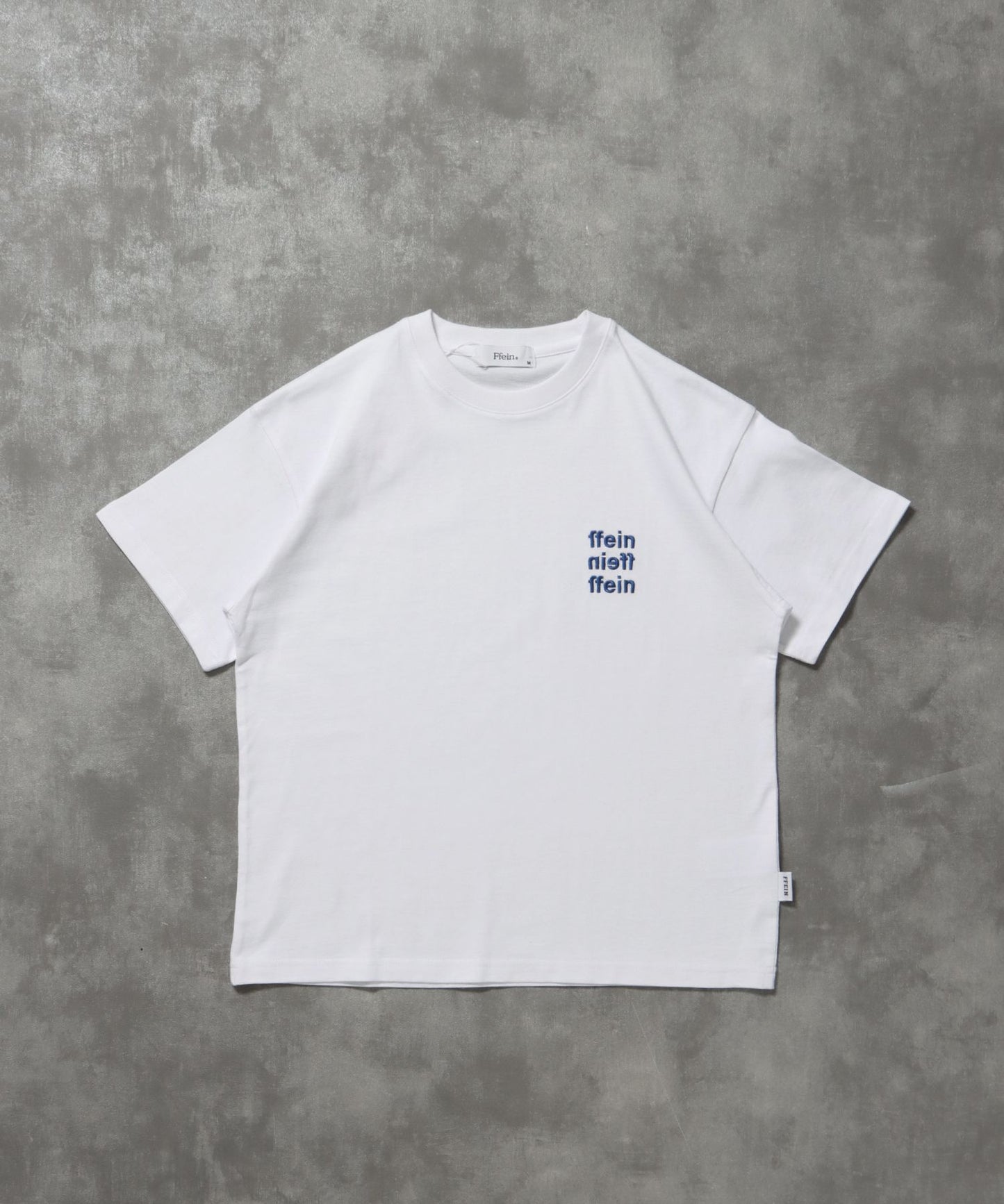 【FFEIN(フェイン)】ワンポイント3段ロゴ刺繍ショート丈Tシャツ / Tシャツ クルーネック 半袖 刺繍 ワンポイント シンプル 【短丈】 ホワイト
