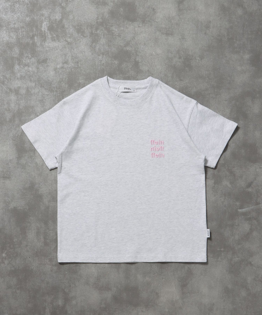 【FFEIN(フェイン)】ワンポイント3段ロゴ刺繍ショート丈Tシャツ / Tシャツ クルーネック 半袖 刺繍 ワンポイント シンプル 【短丈】 アッシュグレー