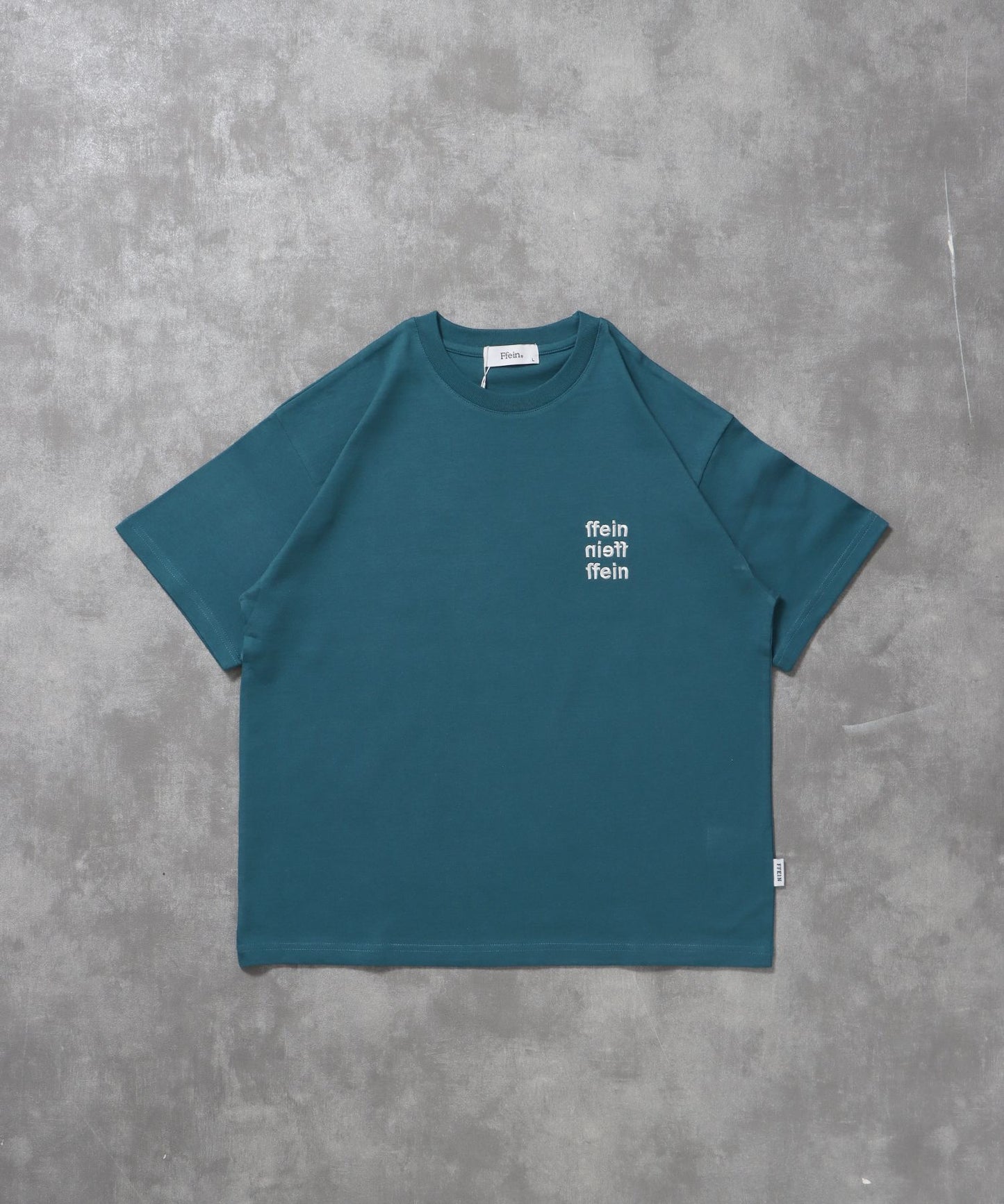 【FFEIN(フェイン)】ワンポイント3段ロゴ刺繍ショート丈Tシャツ / Tシャツ クルーネック 半袖 刺繍 ワンポイント シンプル 【短丈】 ダークグリーン