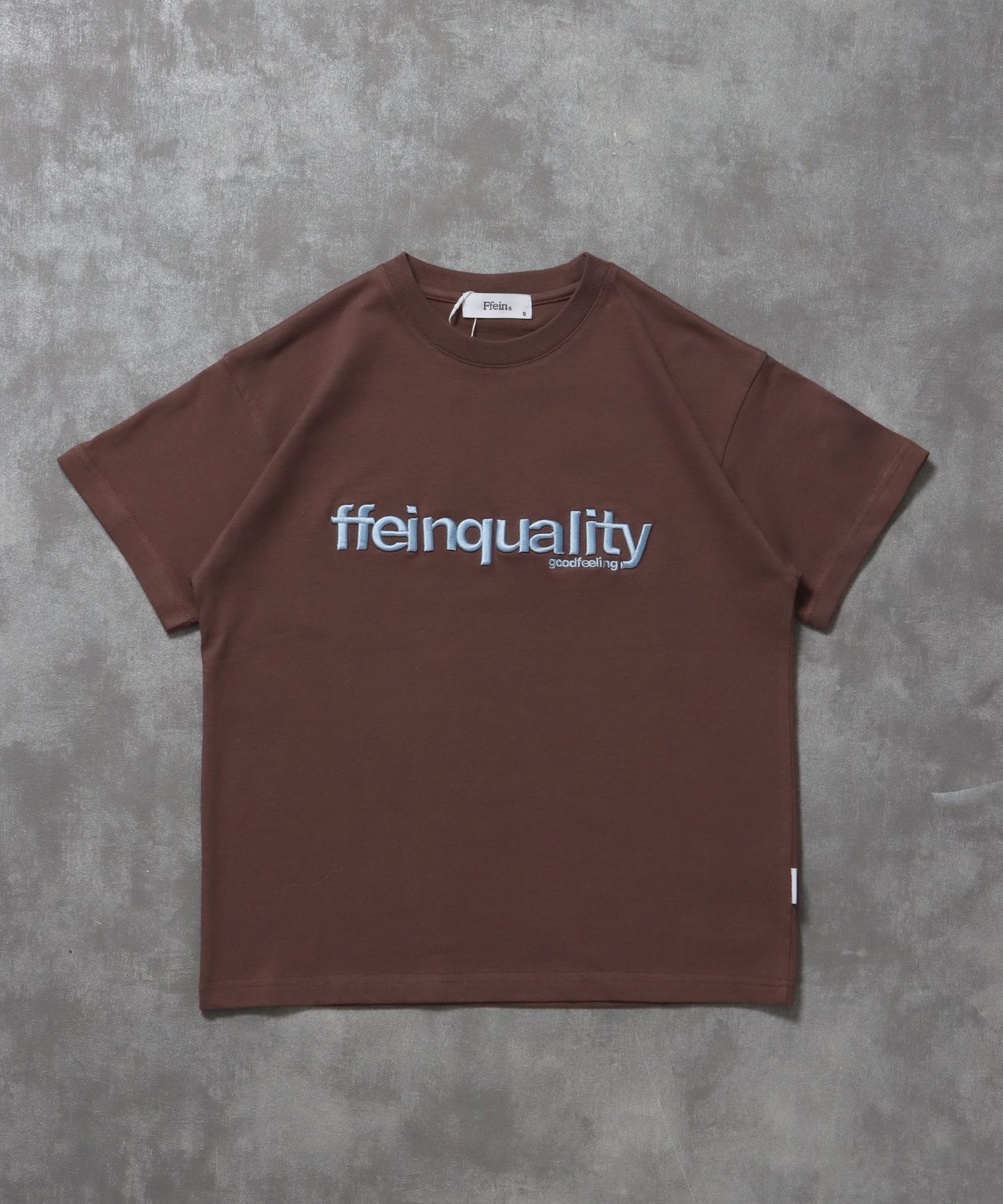【FFEIN(フェイン)】センターデカロゴ3D刺繍ショート丈Tシャツ/ Tシャツ クルーネック 半袖 刺繍 【短丈】 モカ