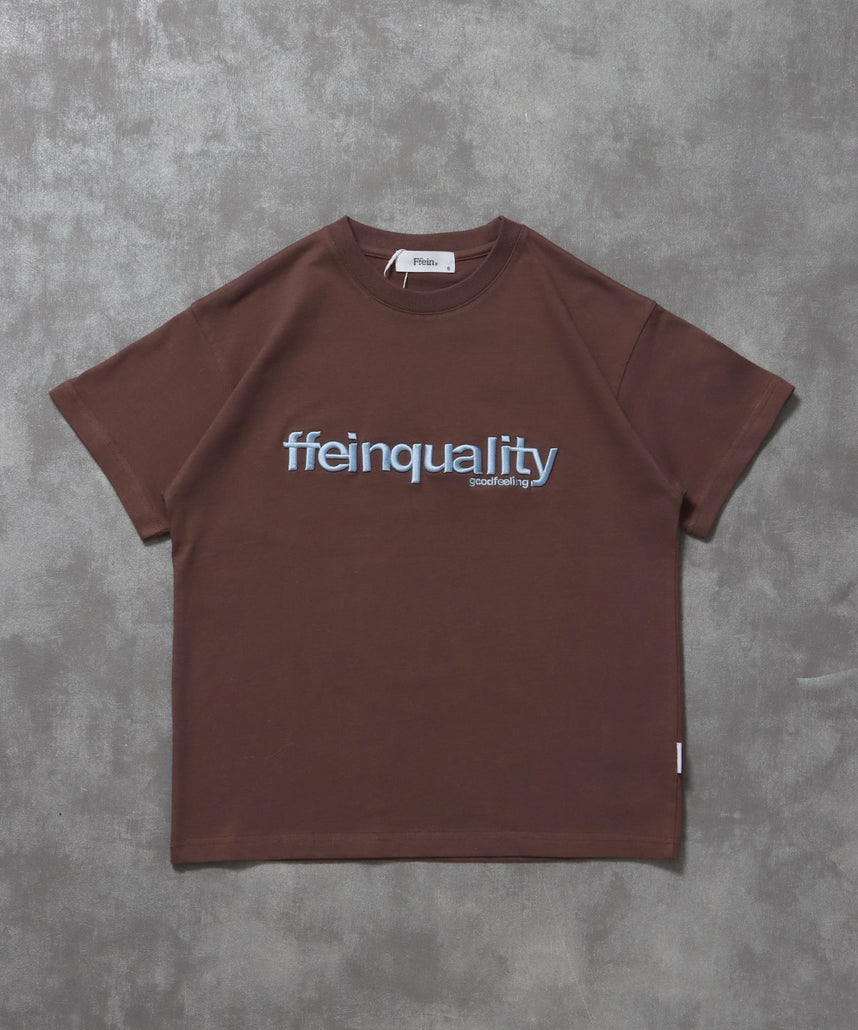 【FFEIN(フェイン)】センターデカロゴ3D刺繍ショート丈Tシャツ/ Tシャツ クルーネック 半袖 刺繍 【短丈】 モカ