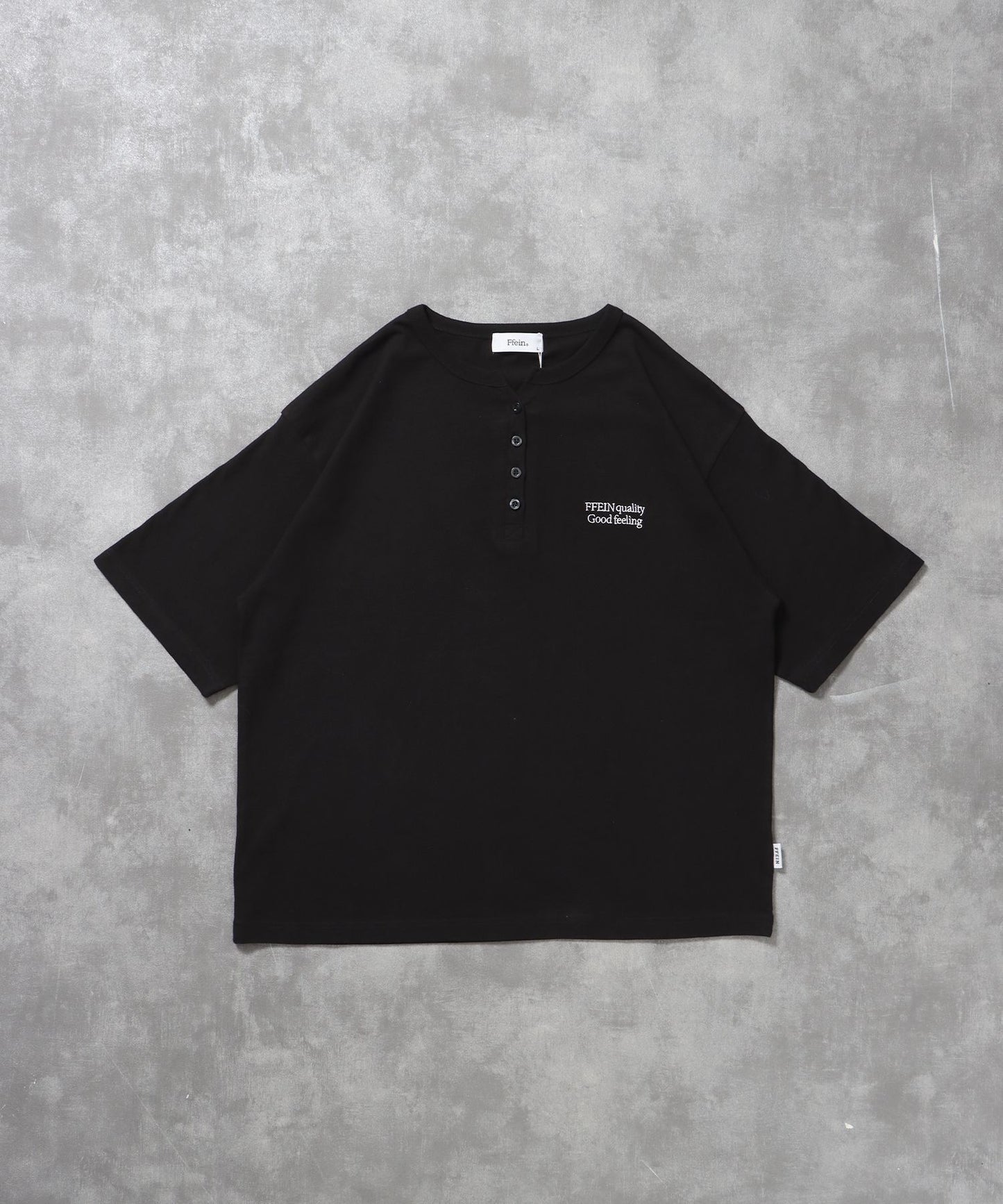【FFEIN(フェイン)】ワンポイント刺繍ロゴヘンリーネックショート丈Tシャツ/ Tシャツ ヘンリーネック 半袖 刺繍 ボタン ワンポイント シンプル 【短丈】 ブラック