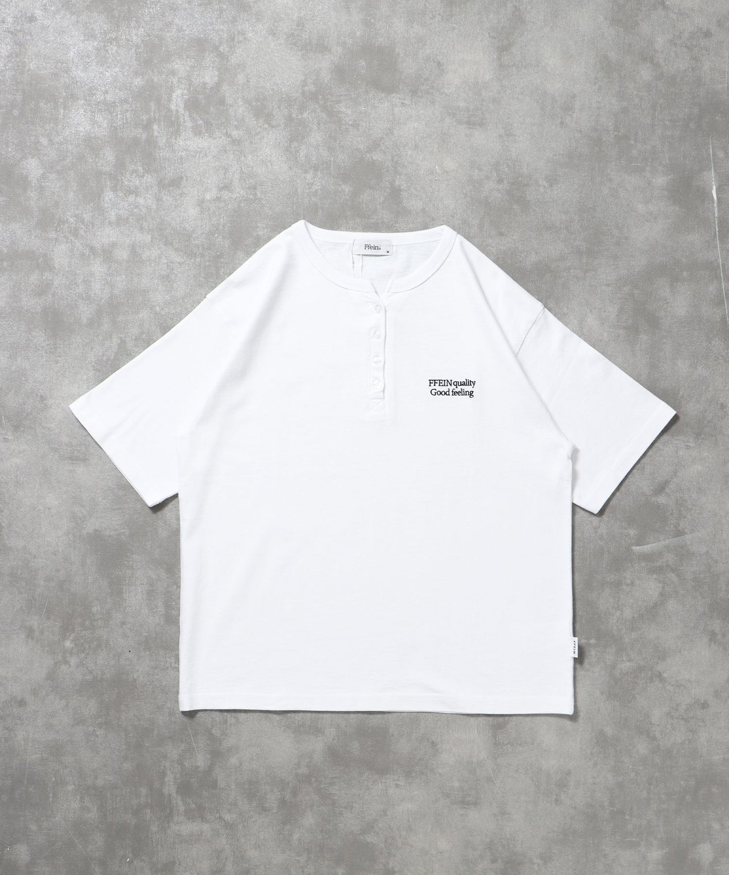 【FFEIN(フェイン)】ワンポイント刺繍ロゴヘンリーネックショート丈Tシャツ/ Tシャツ ヘンリーネック 半袖 刺繍 ボタン ワンポイント シンプル 【短丈】 ホワイト