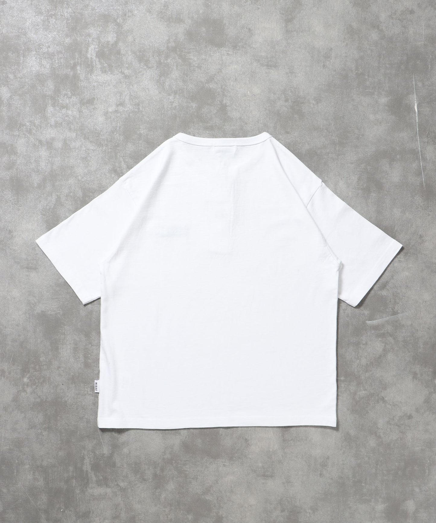 ワンポイント刺繍ロゴヘンリーネックショート丈Tシャツ/ Tシャツ ヘンリーネック 半袖 刺繍 ボタン ワンポイント シンプル 【短丈】 ホワイト