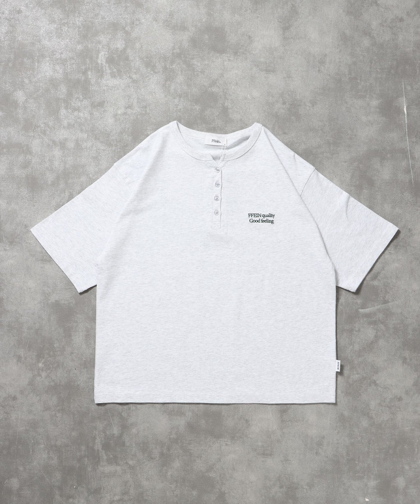 【FFEIN(フェイン)】ワンポイント刺繍ロゴヘンリーネックショート丈Tシャツ/ Tシャツ ヘンリーネック 半袖 刺繍 ボタン ワンポイント シンプル 【短丈】 アッシュグレー
