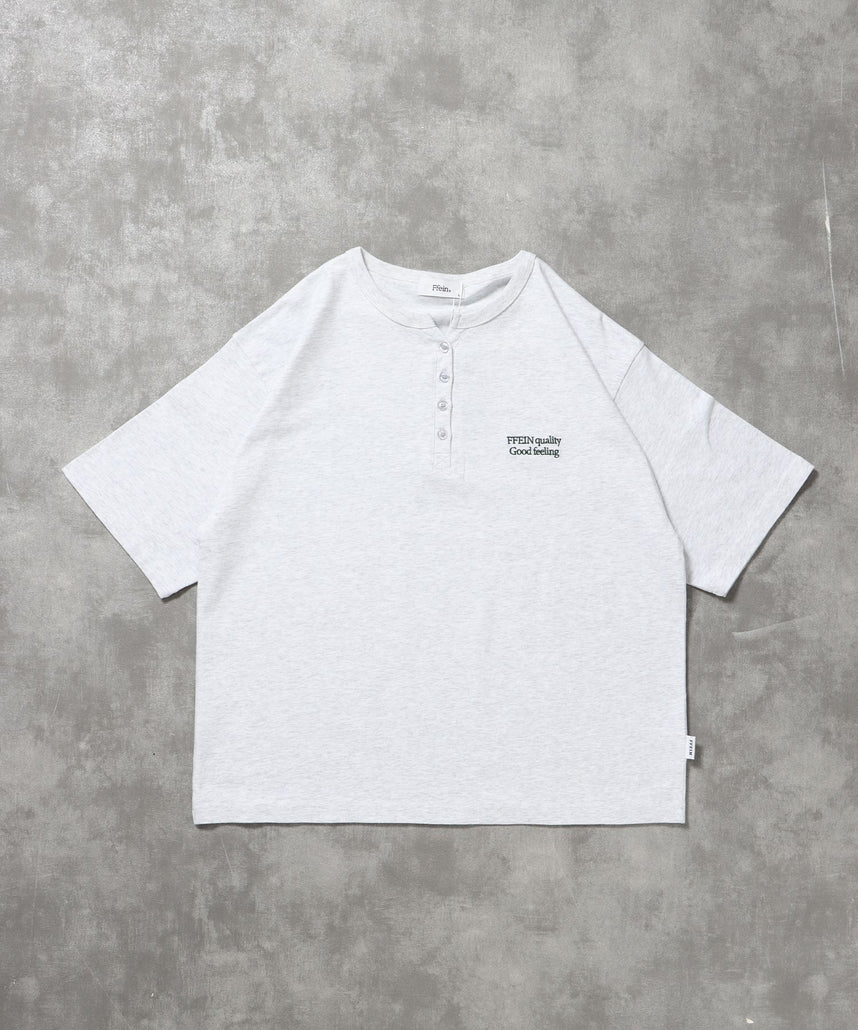 【FFEIN(フェイン)】ワンポイント刺繍ロゴヘンリーネックショート丈Tシャツ/ Tシャツ ヘンリーネック 半袖 刺繍 ボタン ワンポイント シンプル 【短丈】 アッシュグレー