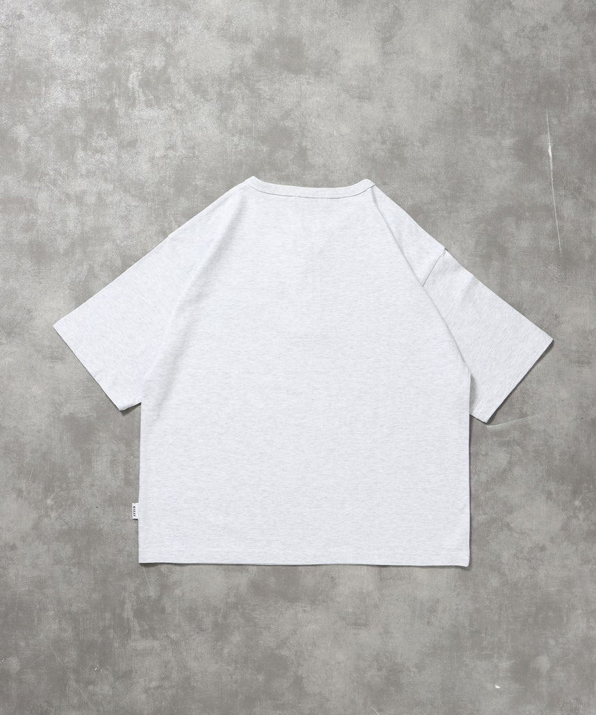 ワンポイント刺繍ロゴヘンリーネックショート丈Tシャツ/ Tシャツ ヘンリーネック 半袖 刺繍 ボタン ワンポイント シンプル 【短丈】 アッシュグレー