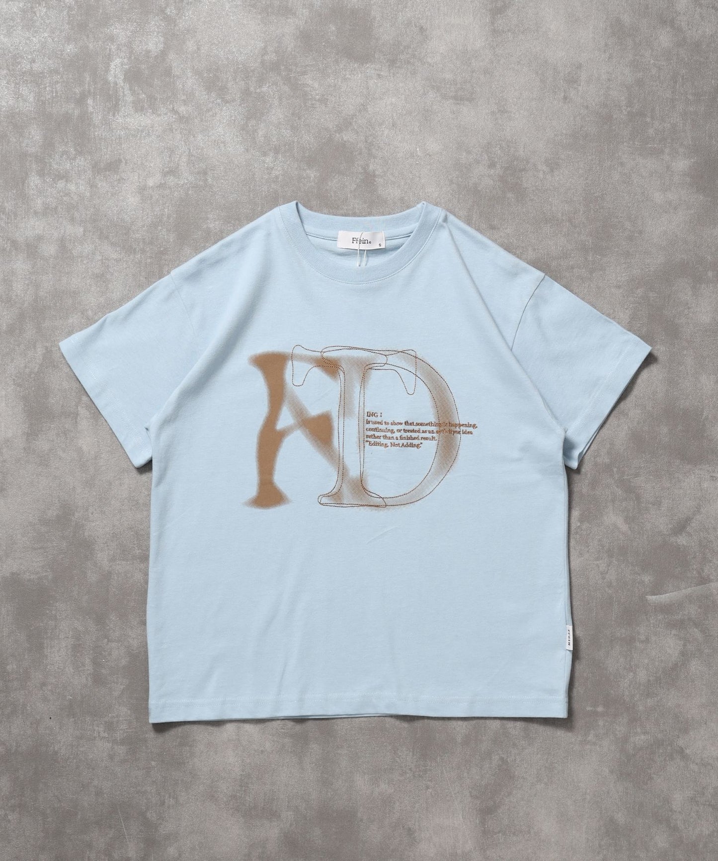 【FFEIN(フェイン)】ぼかしロゴショート丈Tシャツ / Tシャツ クルーネック 半袖 刺繍 プリント 【短丈】 ライトブルー
