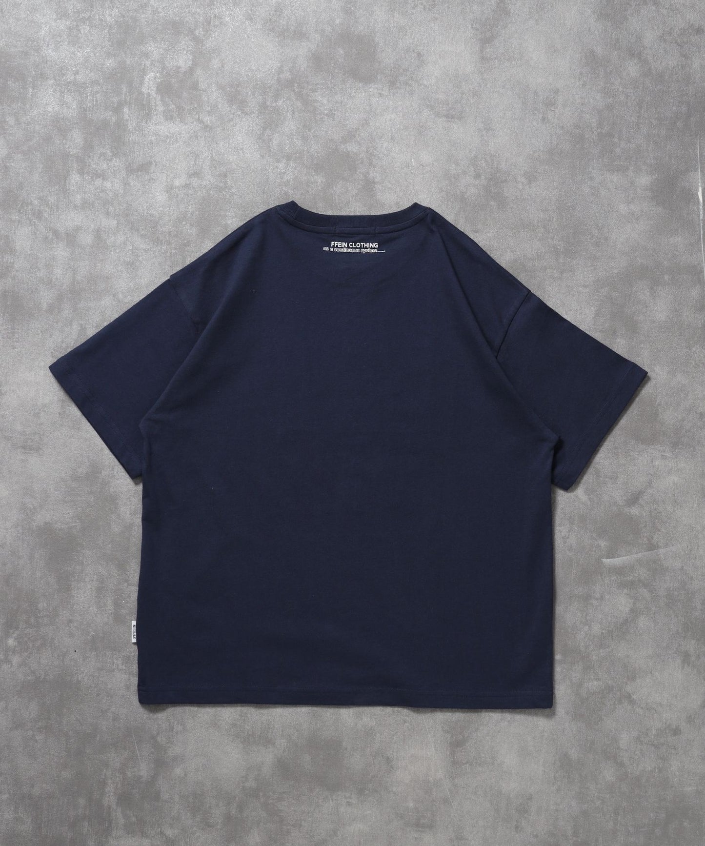 線画グラフィックロゴショート丈Tシャツ / Tシャツ クルーネック 半袖 プリント 【短丈】 ネイビー