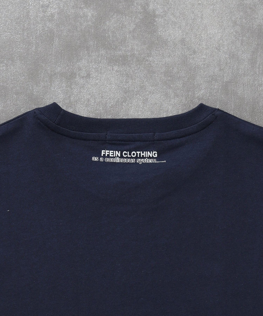 線画グラフィックロゴショート丈Tシャツ / Tシャツ クルーネック 半袖 プリント 【短丈】 ネイビー