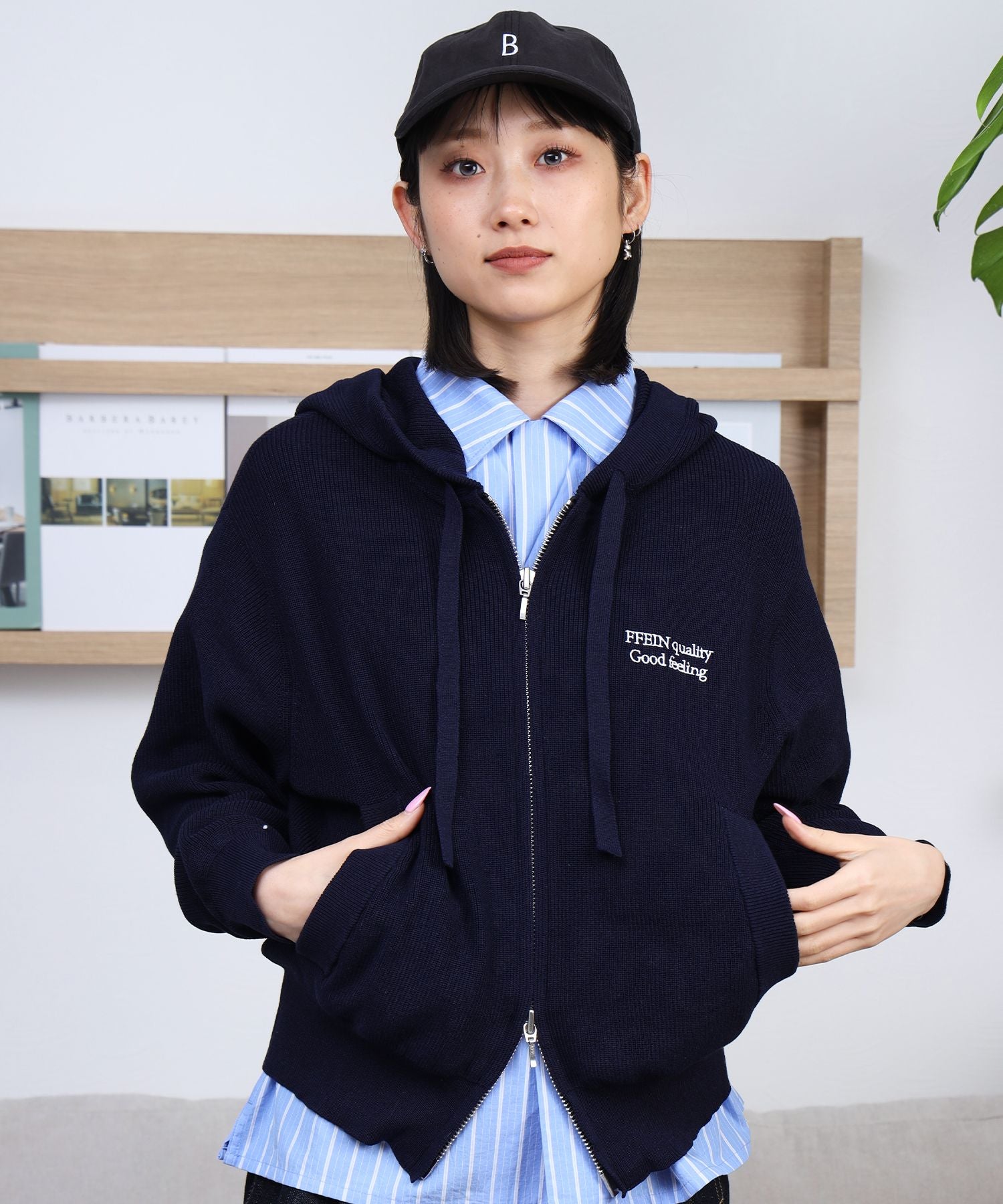 FFEIN(フェイン)】ワンポイント刺繍フード短丈ニットPK / ジップ