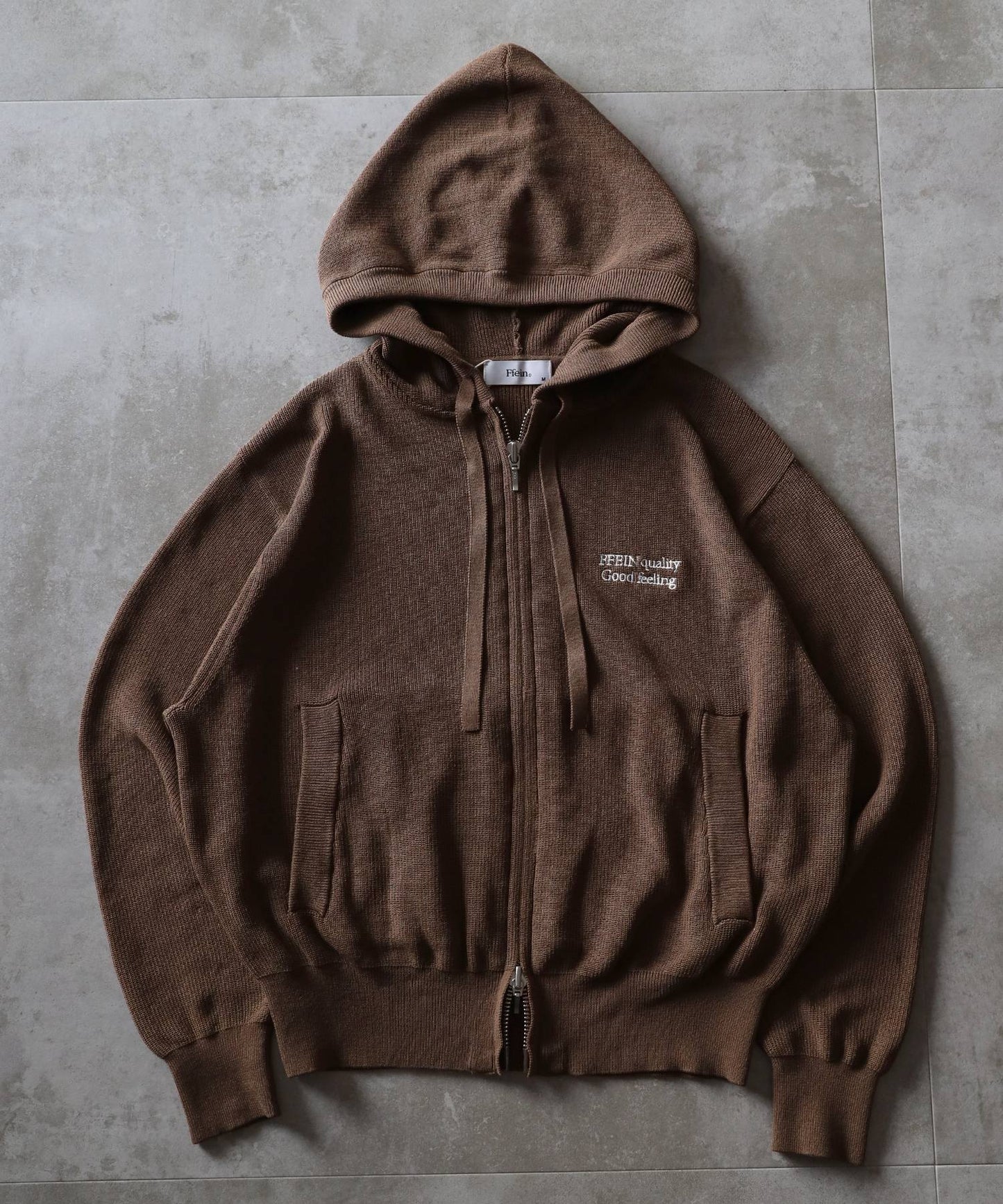 【FFEIN(フェイン)】ワンポイント刺繍フード短丈ニットPK / ジップパーカー ダブルジップ ニット フーディ 刺繍 【短丈】 ブラウン