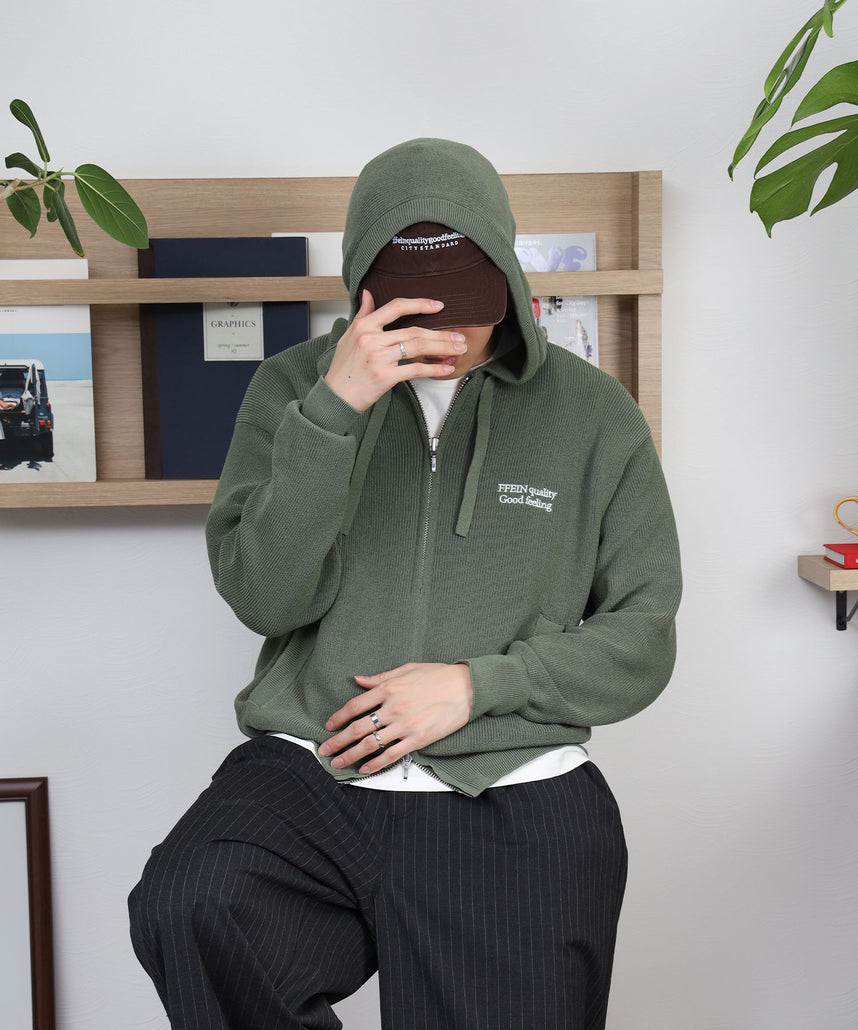 FFEIN(フェイン)】ワンポイント刺繍フード短丈ニットPK / ジップ