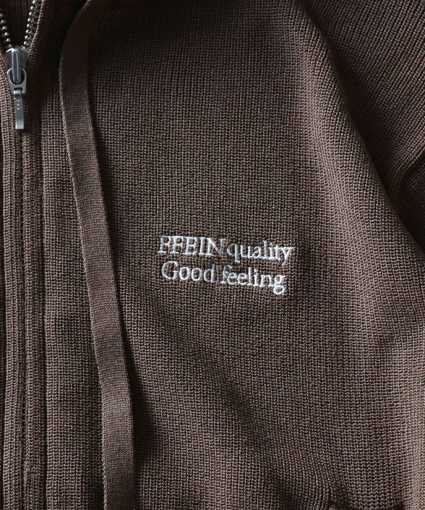 FFEIN(フェイン)】ワンポイント刺繍フード短丈ニットPK / ジップ