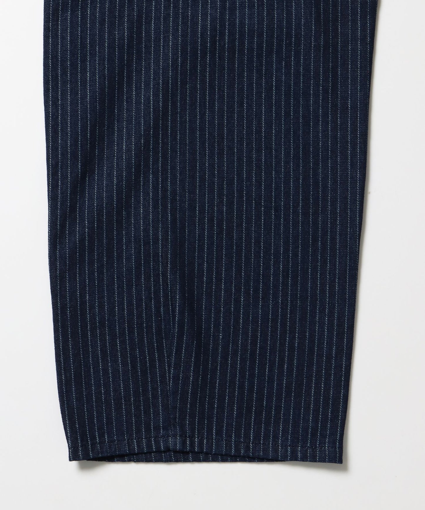 sqnz tucked denim pants / パンツ ハトメ レザーパッチ デニム ボトムス 加工 ワイドシルエット ネイビー