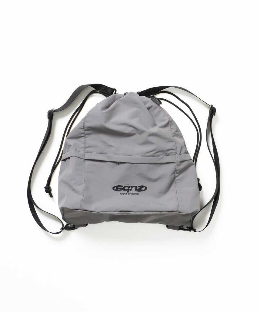 【sqnz（エスキュンズ）】sqnz 2way knapsack / ユニセックス ナップサック リュック 雑貨 バック 2WAY ドローコード グレー