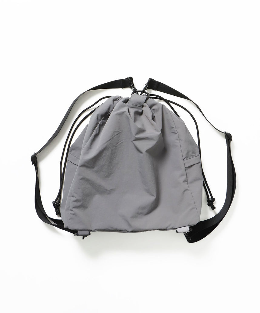 【sqnz（エスキュンズ）】sqnz 2way knapsack / ユニセックス ナップサック リュック 雑貨 バック 2WAY ドローコード グレー