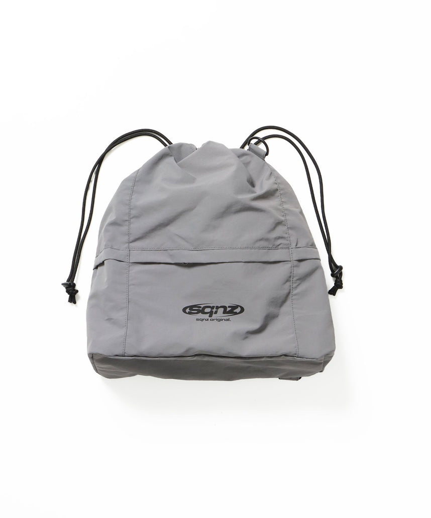 【sqnz（エスキュンズ）】sqnz 2way knapsack / ユニセックス ナップサック リュック 雑貨 バック 2WAY ドローコード グレー