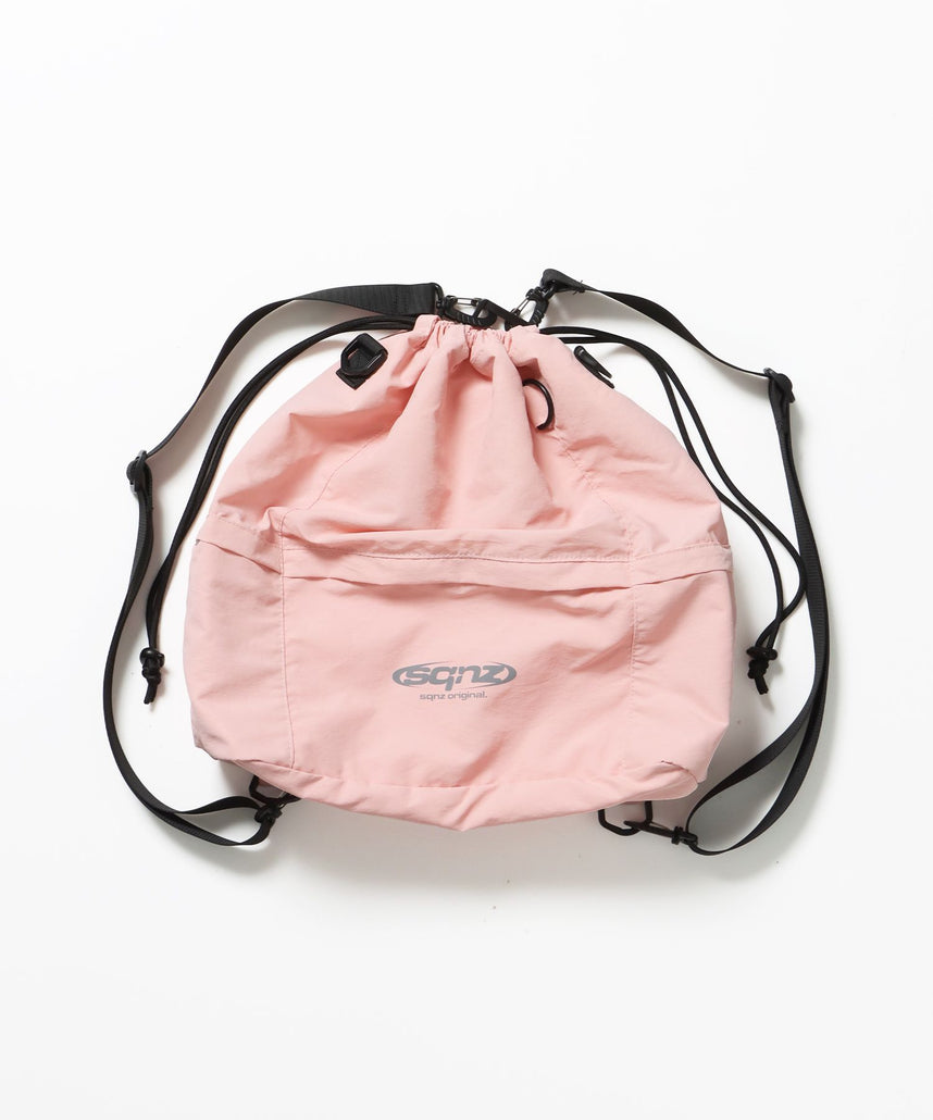 【sqnz（エスキュンズ）】sqnz 2way knapsack / ユニセックス ナップサック リュック 雑貨 バック 2WAY ドローコード ライトピンク