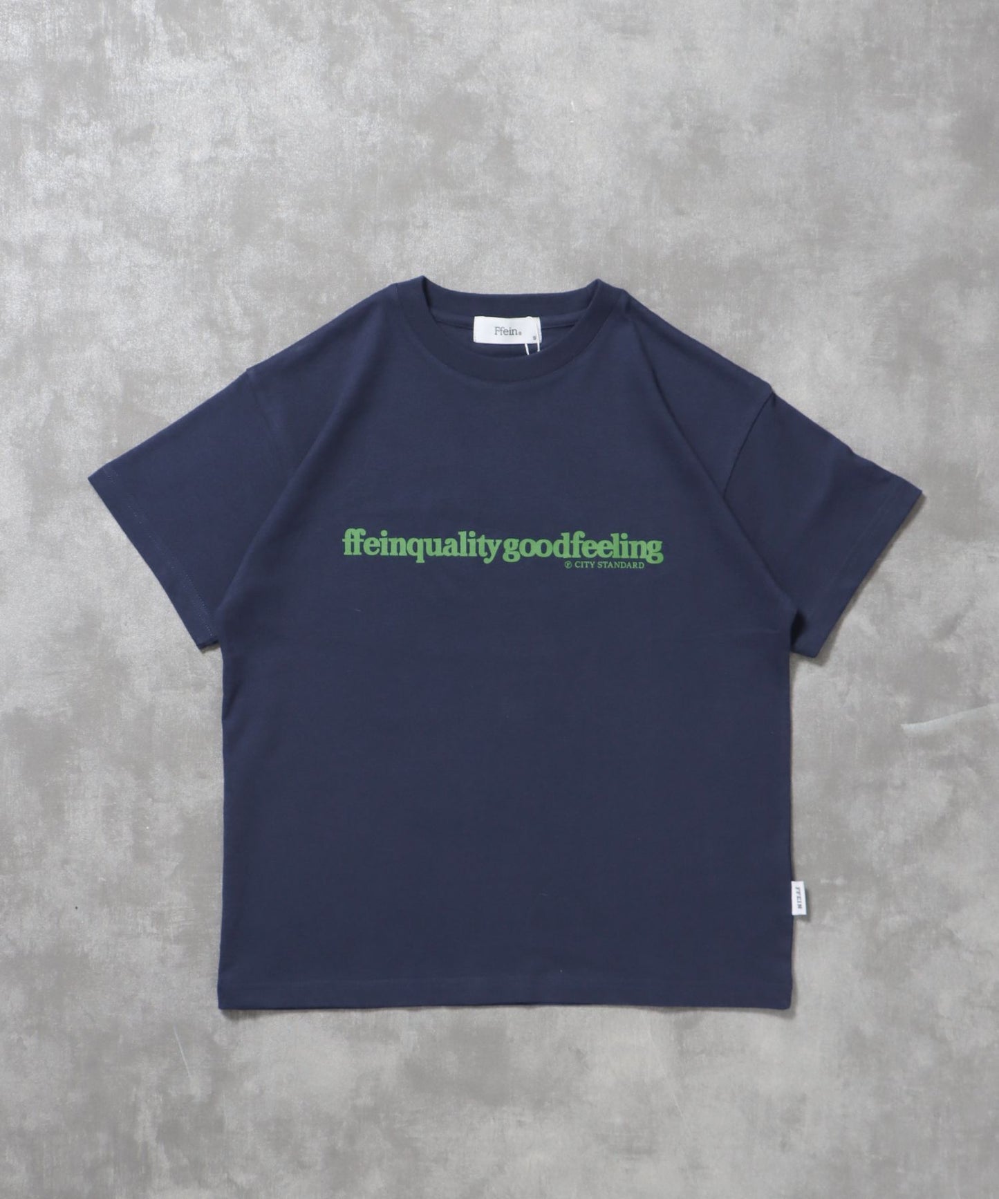 【FFEIN(フェイン)】センタープリントロゴショート丈Tシャツ / Tシャツ クルーネック 半袖 プリント ネイビー