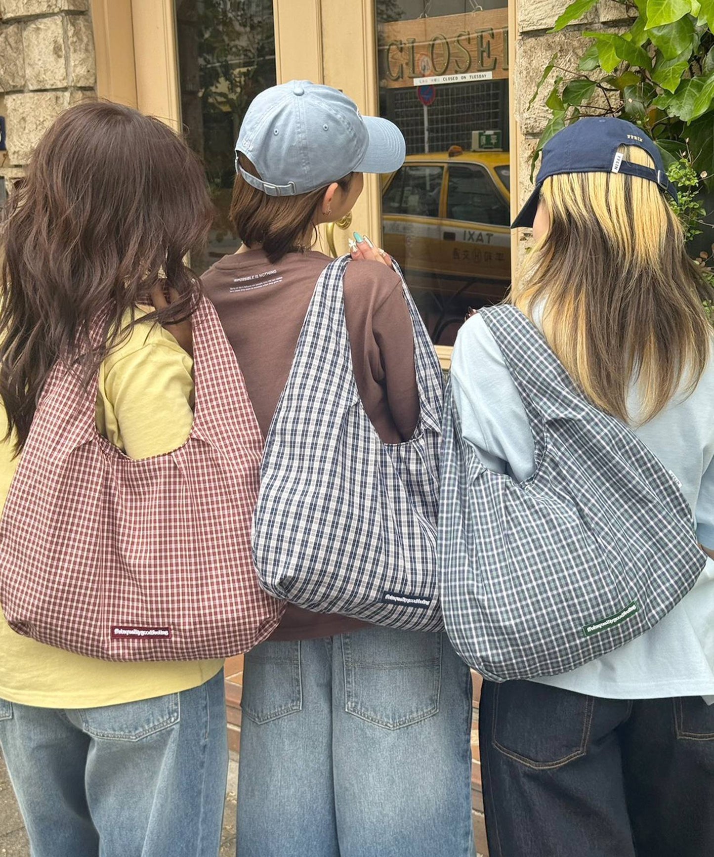 ダブルタックチェックムーンバッグ / ユニセックス バック ハンドバック 雑貨 刺繍 チェック ポケット ネイビー