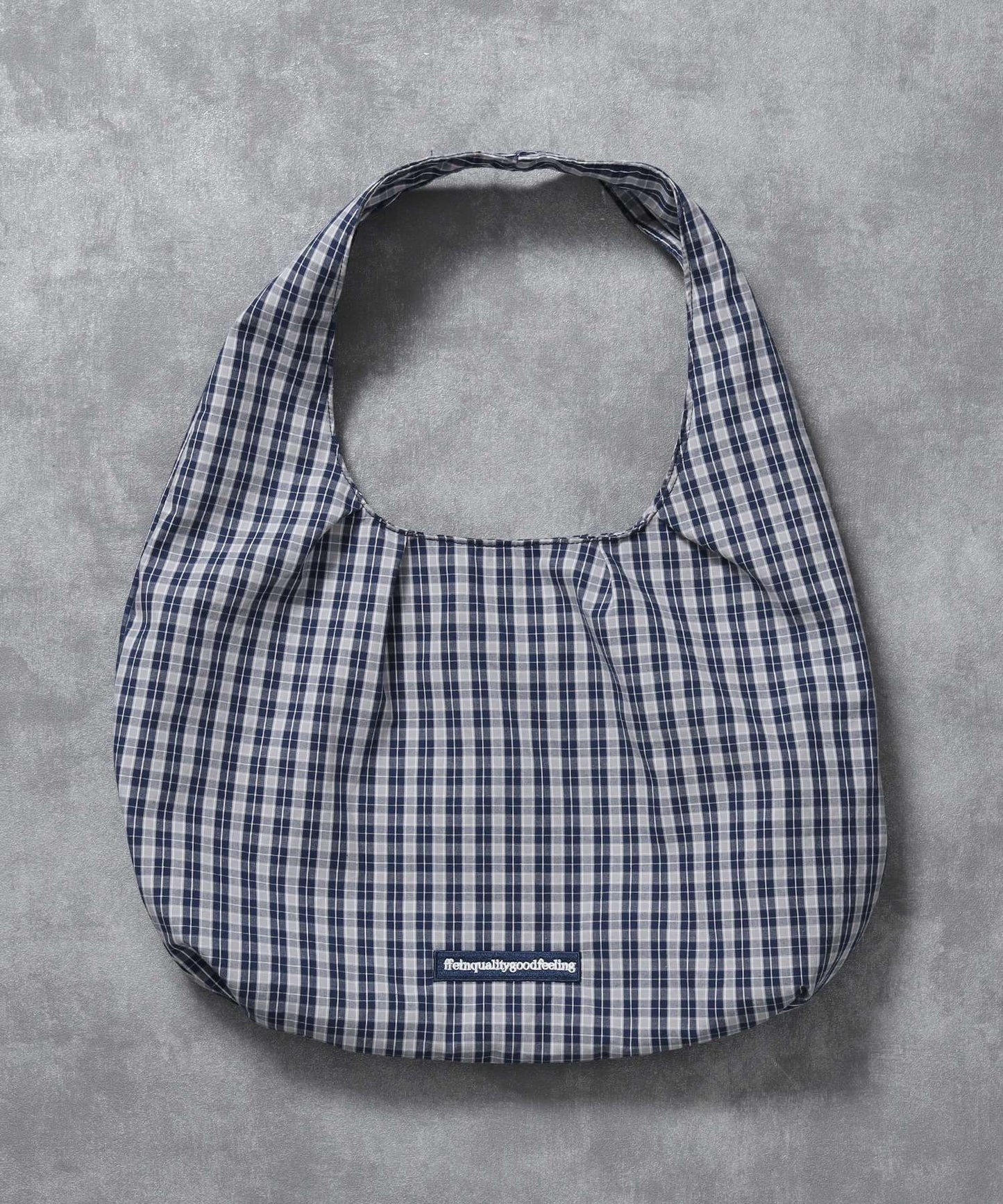 【FFEIN(フェイン)】ダブルタックチェックムーンバッグ / ユニセックス バック ハンドバック 雑貨 刺繍 チェック ポケット ネイビー