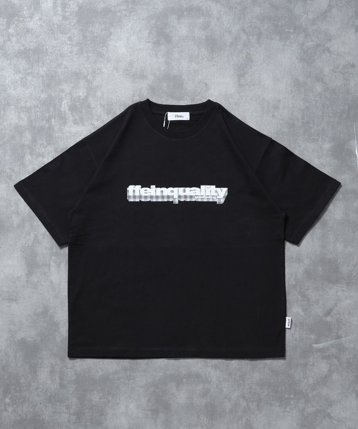 【FFEIN(フェイン)】立体チェックプリントロゴショート丈Tシャツ/ クルーネック 半袖 刺繍 【短丈】 ブラック