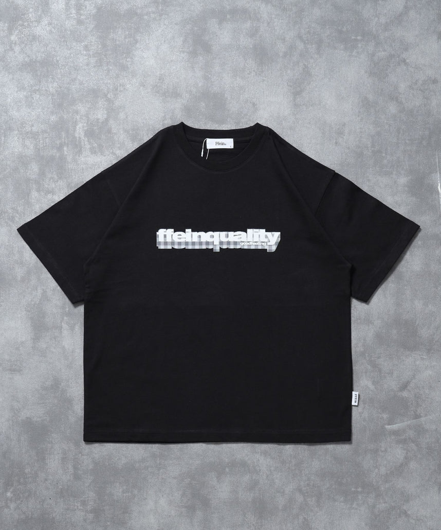 【FFEIN(フェイン)】立体チェックプリントロゴショート丈Tシャツ/ クルーネック 半袖 刺繍 【短丈】 ブラック