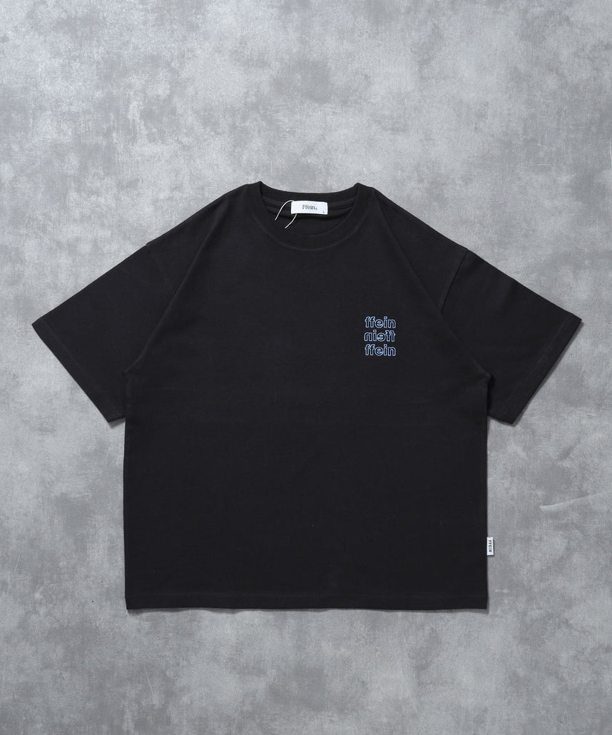 【FFEIN(フェイン)】ワンポイント3段ロゴアウトライン刺繍ショート丈Tシャツ / クルーネック 半袖 ワンポイント シンプル 刺繍【短丈】 ブラック