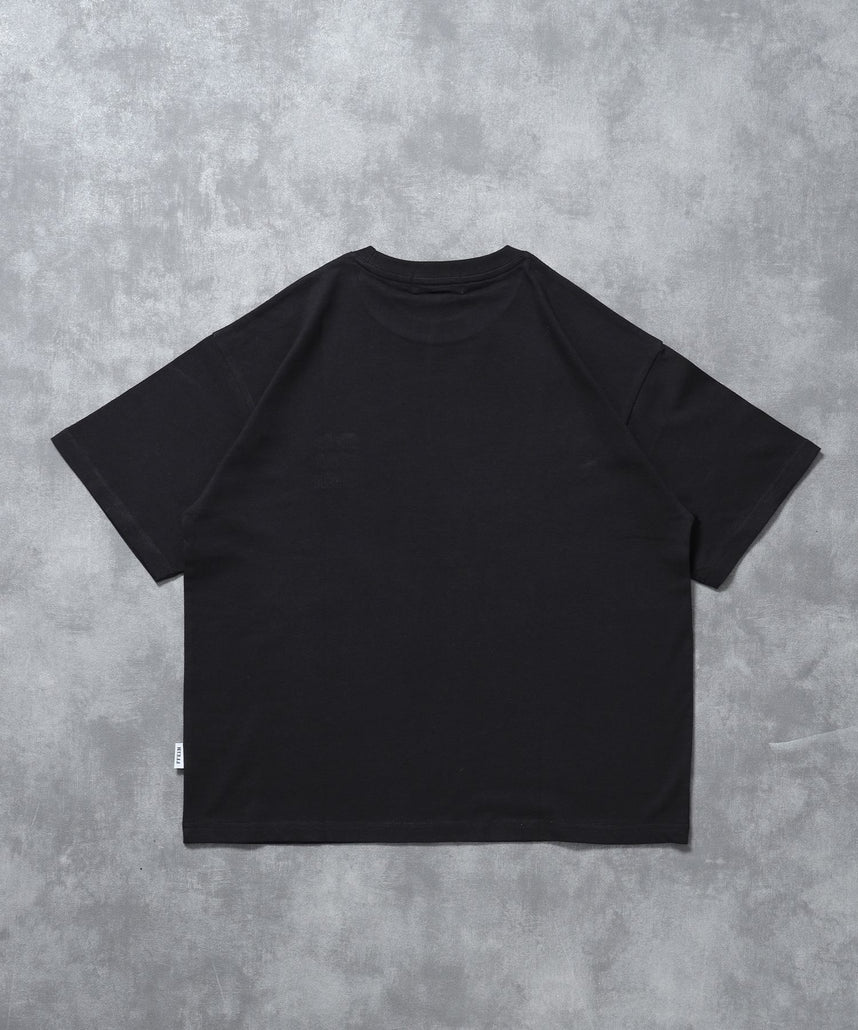 ワンポイント3段ロゴアウトライン刺繍ショート丈Tシャツ / クルーネック 半袖 ワンポイント シンプル 刺繍【短丈】 ブラック