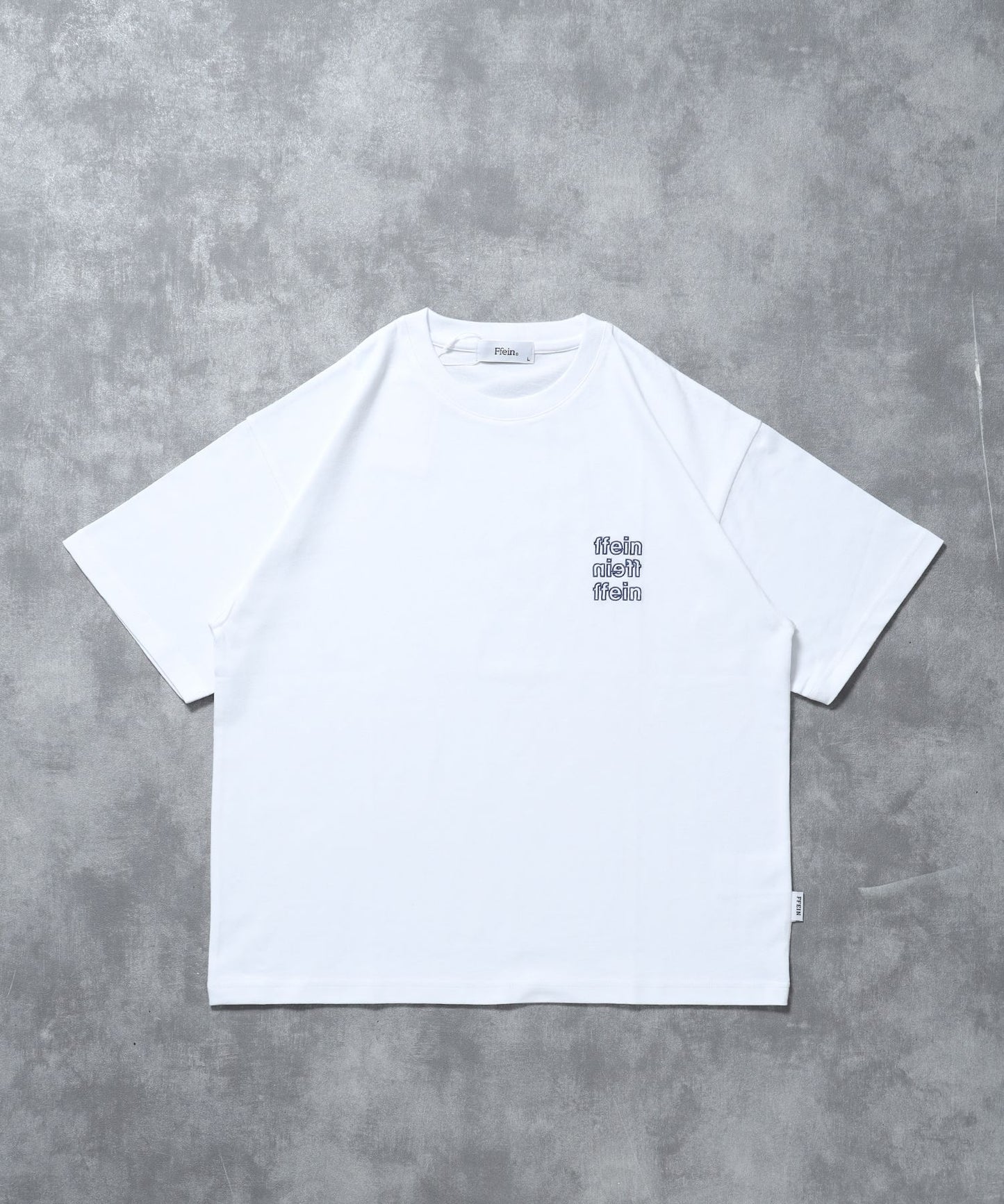 【FFEIN(フェイン)】ワンポイント3段ロゴアウトライン刺繍ショート丈Tシャツ / クルーネック 半袖 ワンポイント シンプル 刺繍【短丈】 ホワイト