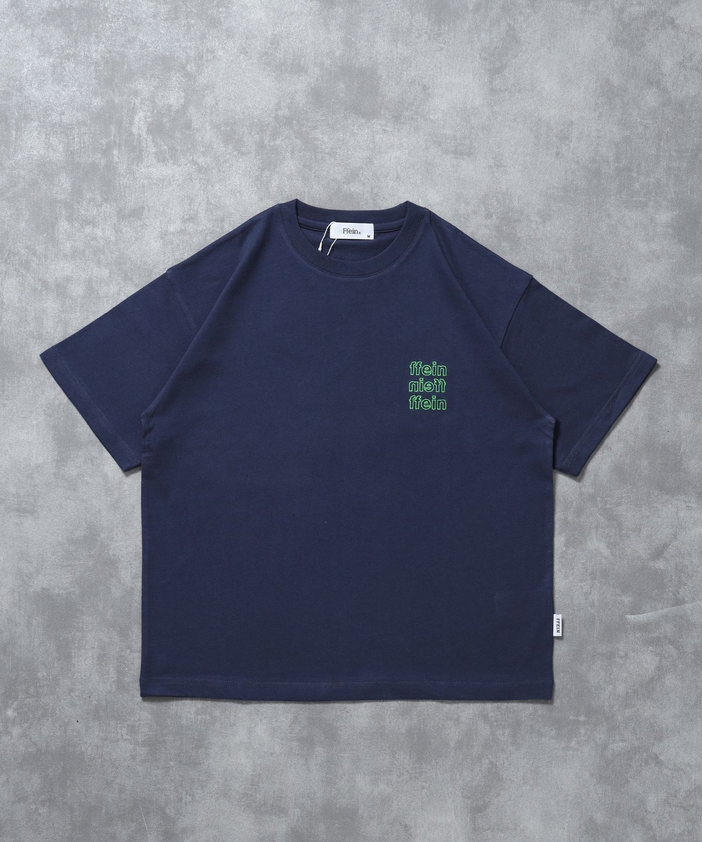 【FFEIN(フェイン)】ワンポイント3段ロゴアウトライン刺繍ショート丈Tシャツ / クルーネック 半袖 ワンポイント シンプル 刺繍【短丈】 ネイビー