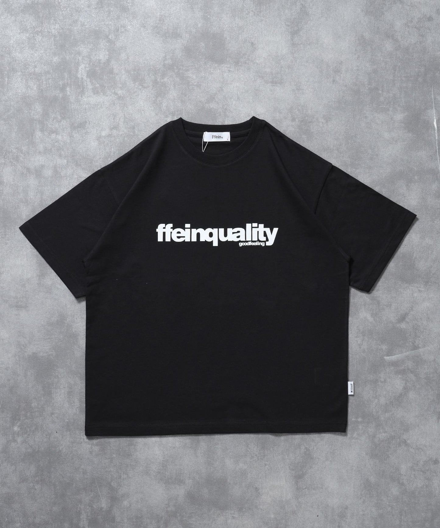 【FFEIN(フェイン)】センターデカロゴプリントショート丈Tシャツ/ クルーネック 半袖 刺繍 【短丈】 ブラック
