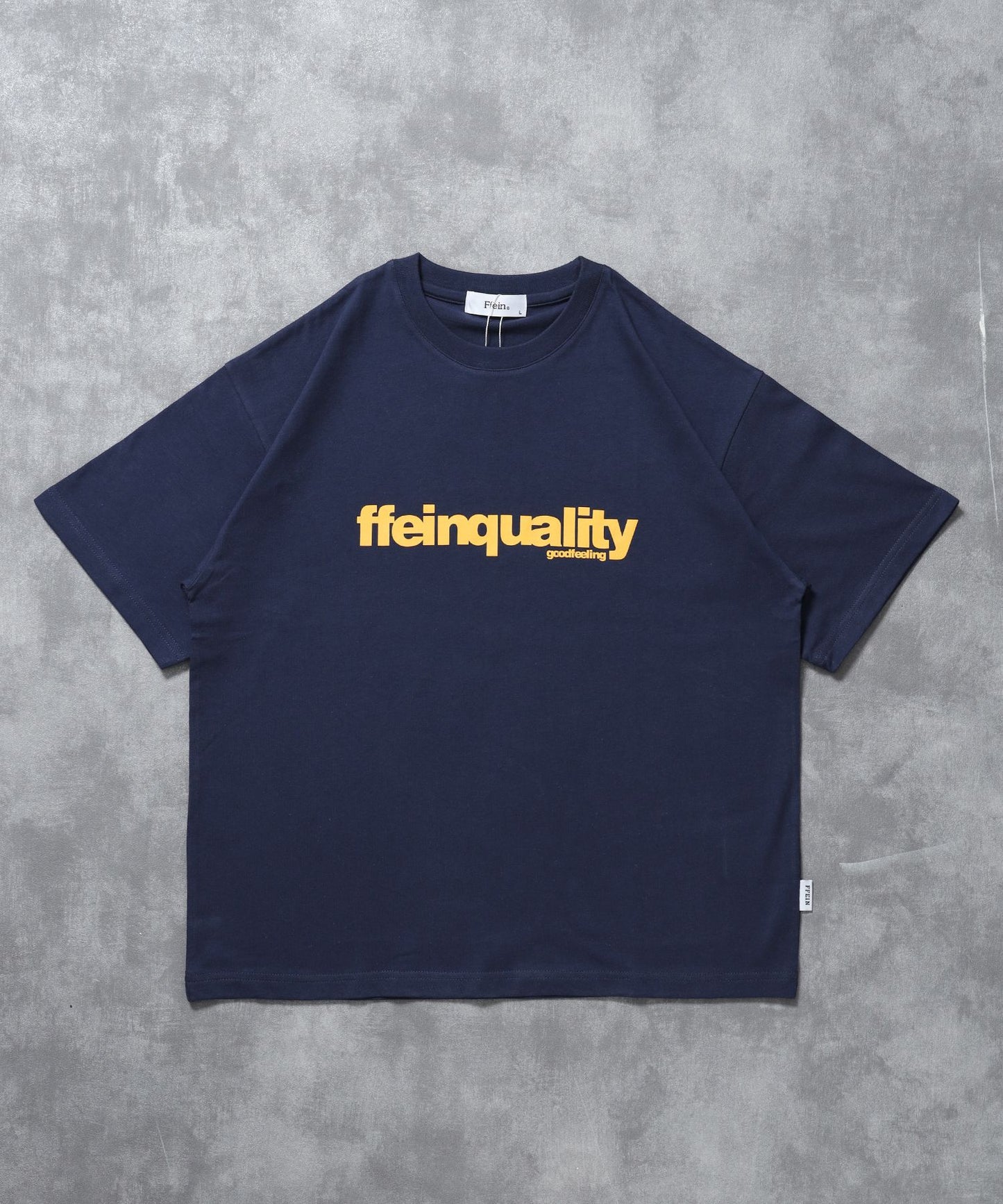 【FFEIN(フェイン)】センターデカロゴプリントショート丈Tシャツ/ クルーネック 半袖 刺繍 【短丈】 ネイビー