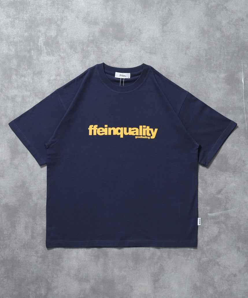 【FFEIN(フェイン)】センターデカロゴプリントショート丈Tシャツ/ クルーネック 半袖 刺繍 【短丈】 ネイビー