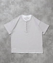 フェイクレイヤードヘンリーネックショート丈Tシャツ/ Tシャツ ヘンリーネック 半袖 レイヤード ワンポイント シンプル 【短丈】 グレー