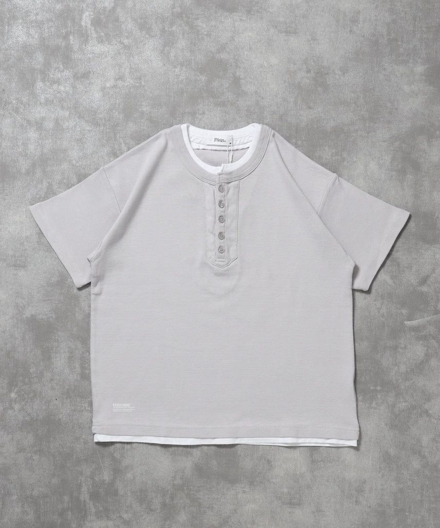 【FFEIN(フェイン)】フェイクレイヤードヘンリーネックショート丈Tシャツ/ Tシャツ ヘンリーネック 半袖 レイヤード ワンポイント シンプル 【短丈】 グレー