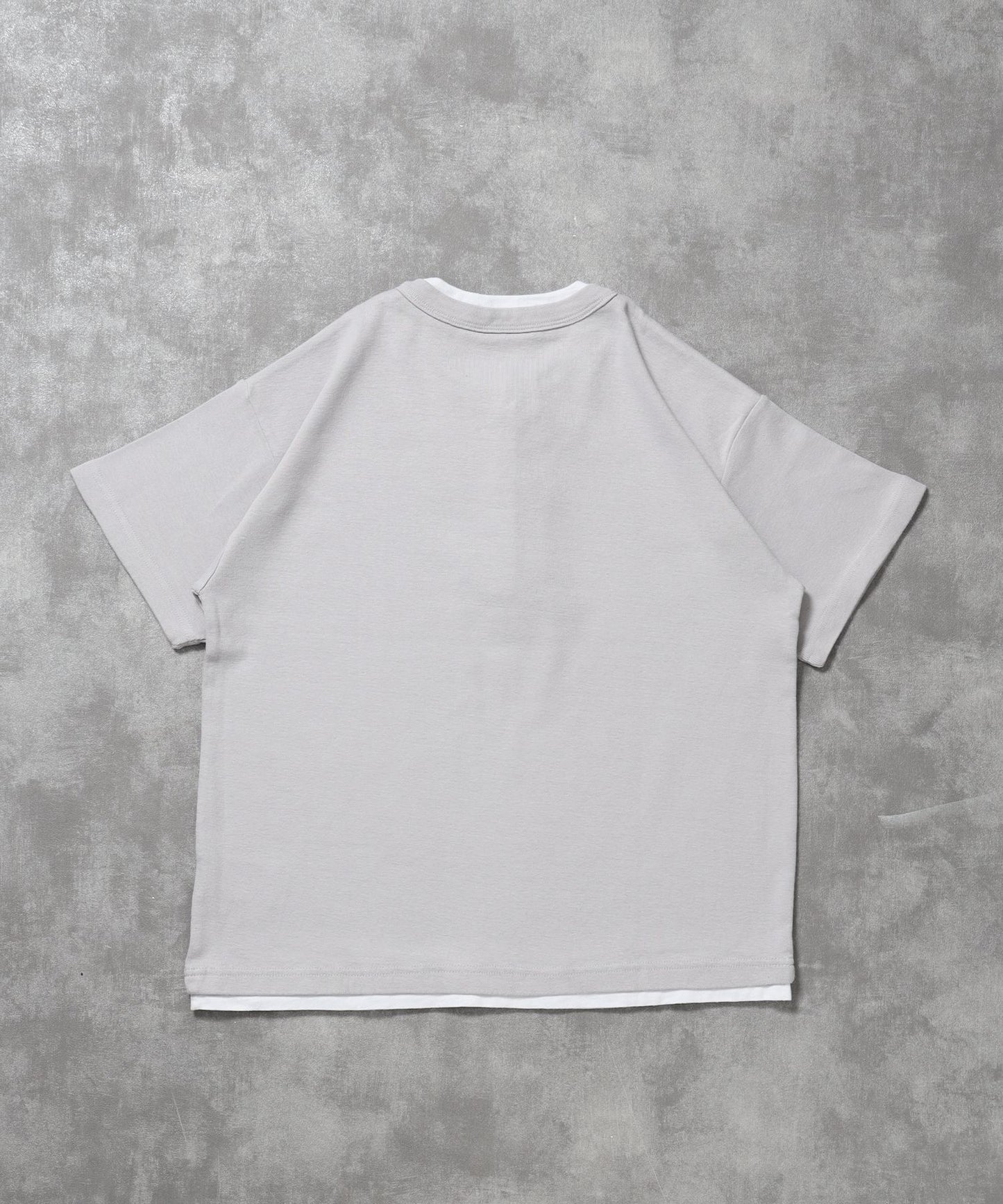 フェイクレイヤードヘンリーネックショート丈Tシャツ/ Tシャツ ヘンリーネック 半袖 レイヤード ワンポイント シンプル 【短丈】 グレー