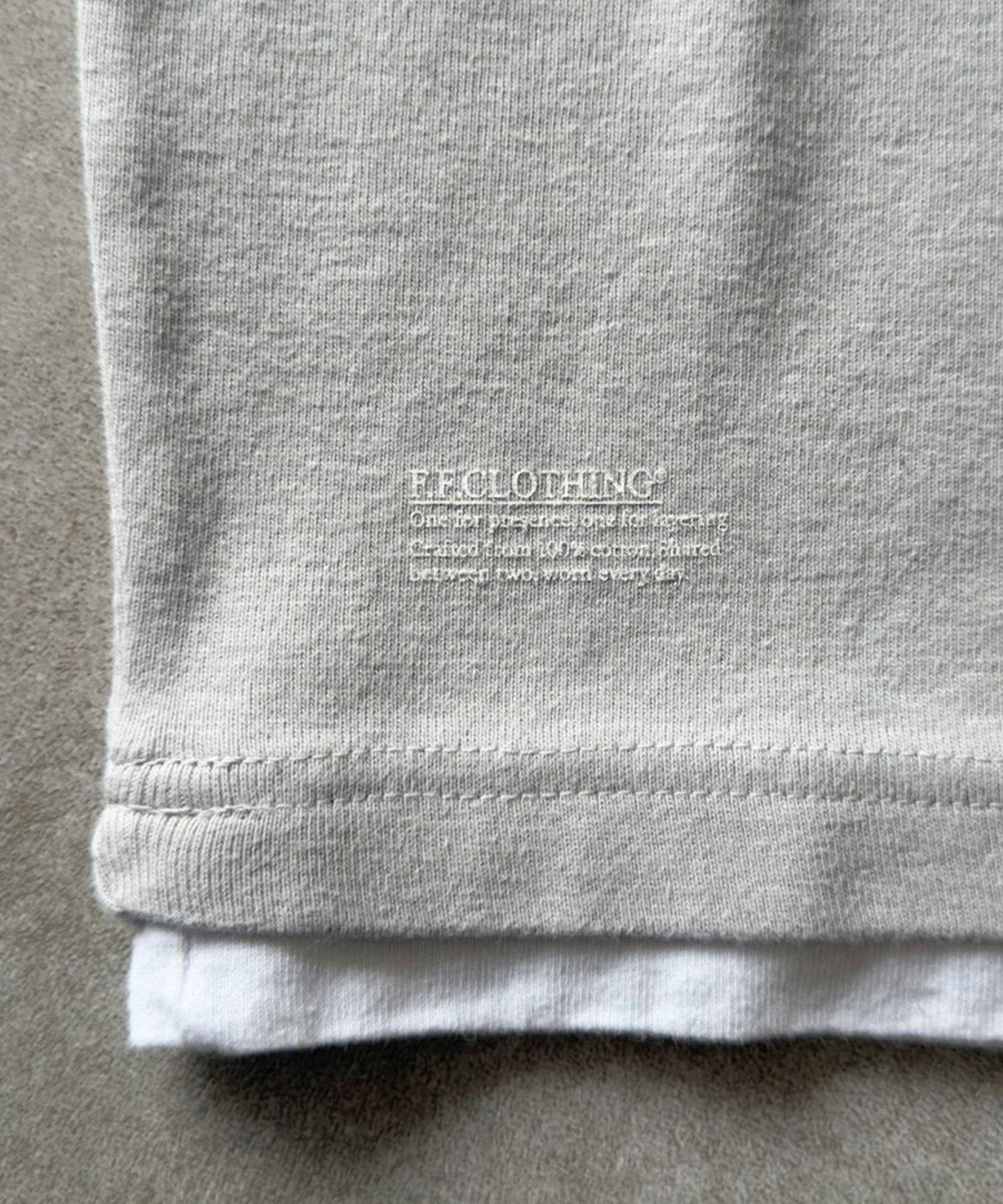 フェイクレイヤードヘンリーネックショート丈Tシャツ/ Tシャツ ヘンリーネック 半袖 レイヤード ワンポイント シンプル 【短丈】 グレー