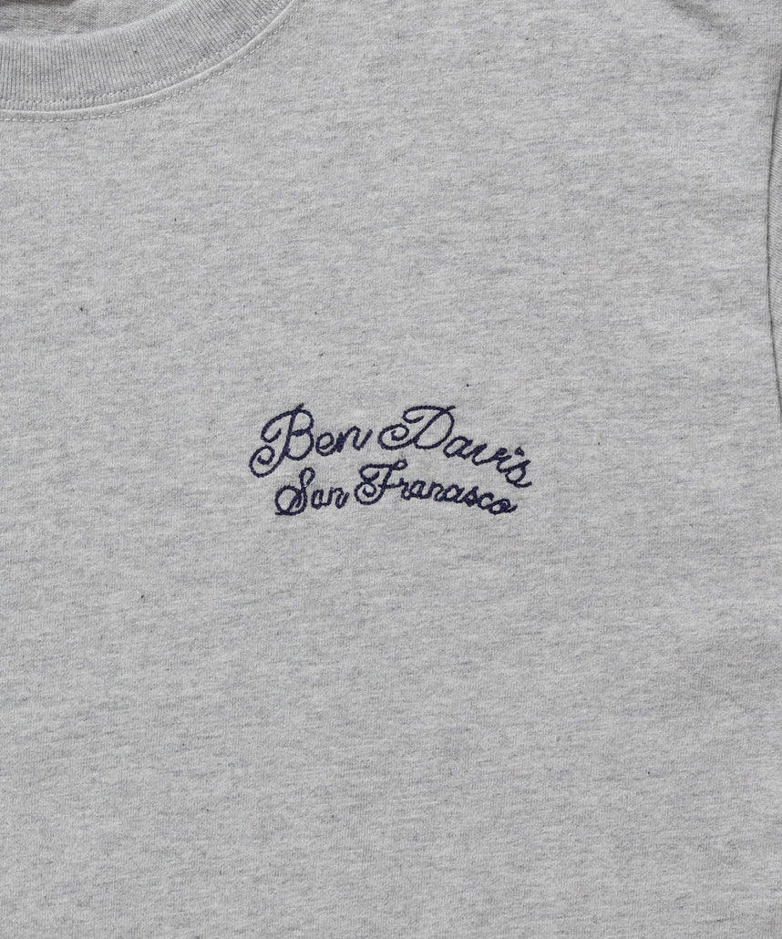 SCRIPT VNTG L/S TEE (REG) / ロンT 長袖 刺繍 ビスネーム ヴィンテージ加工 レギュラーフィット ユニセックス グレー