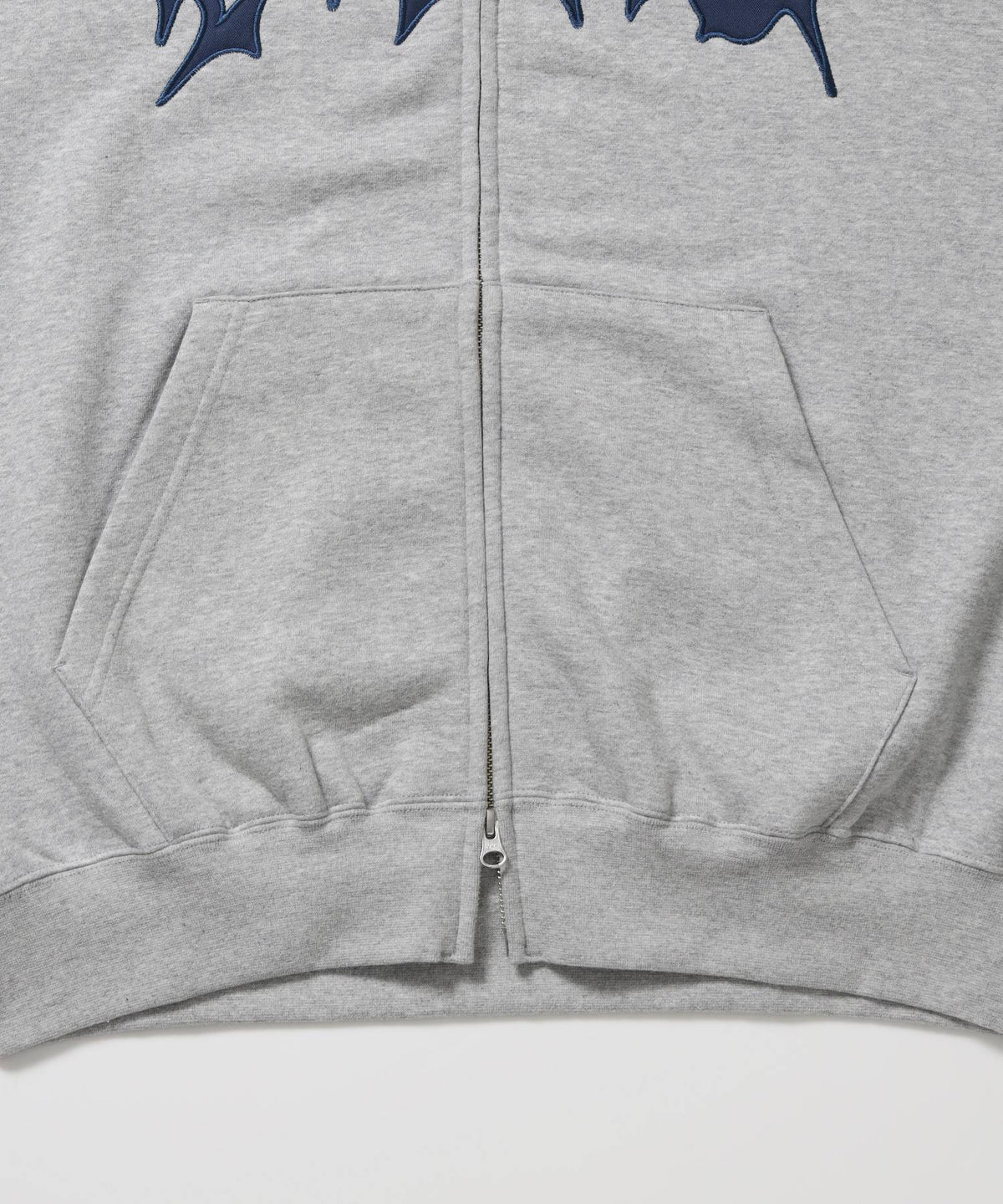SPIKY LOGO ZIP HOODIE / ジップフーディ ツイルワッペン 刺繍 フロントロゴ 裏起毛 ストリート カジュアル ユニセックス