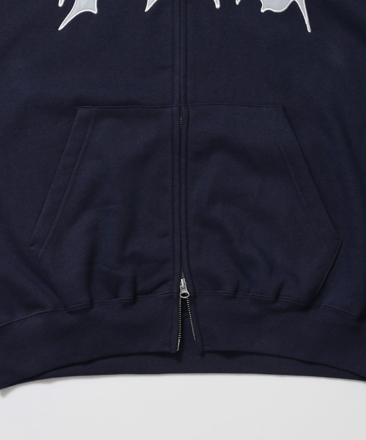 SPIKY LOGO ZIP HOODIE / ジップフーディ ツイルワッペン 刺繍 フロントロゴ 裏起毛 ストリート カジュアル ユニセックス
