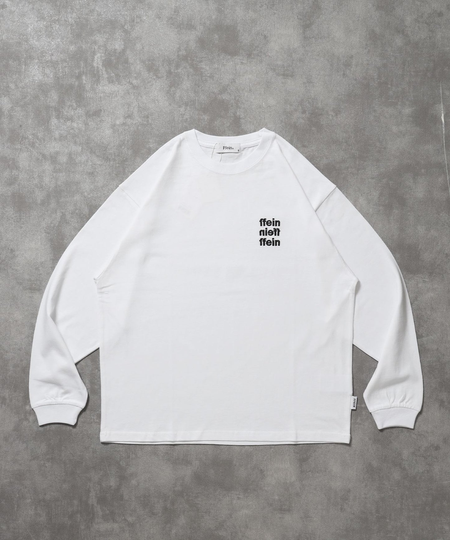 【FFEIN(フェイン)】ワンポイント3段ロゴ刺繍ロンT / ユニセックス ロンT 長袖 刺繍 クルーネック オーバーサイズ ホワイト