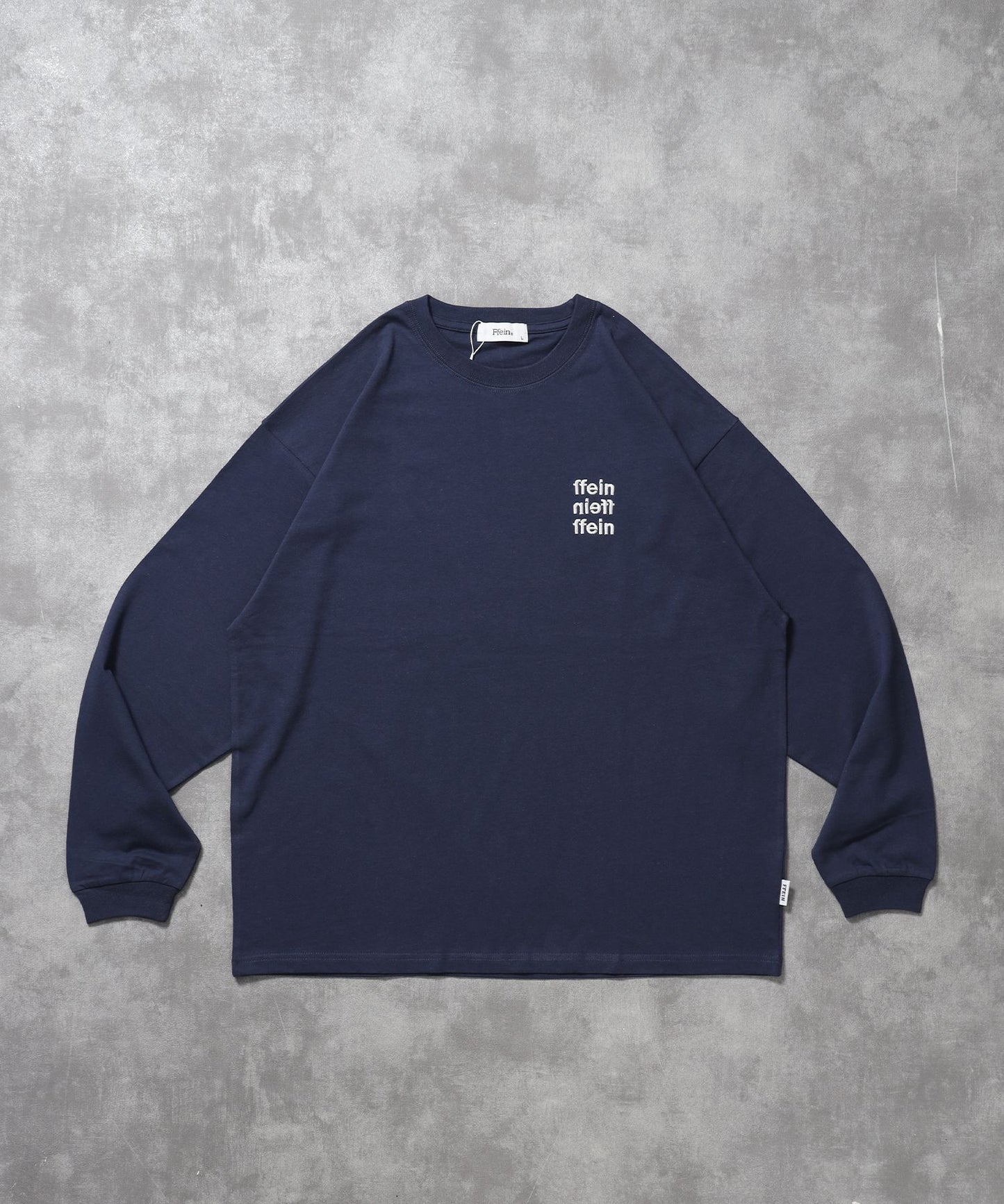 【FFEIN(フェイン)】ワンポイント3段ロゴ刺繍ロンT / ユニセックス ロンT 長袖 刺繍 クルーネック オーバーサイズ ネイビー