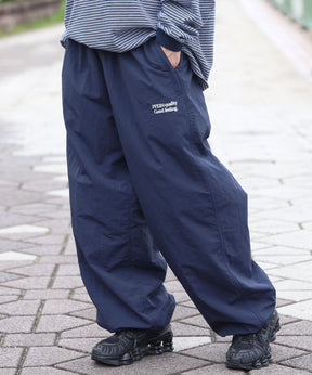 撥水加工ストレートナイロンパンツ/ ユニセックス ナイロンカーゴパンツ 撥水加工 振り刺繍 ネイビー